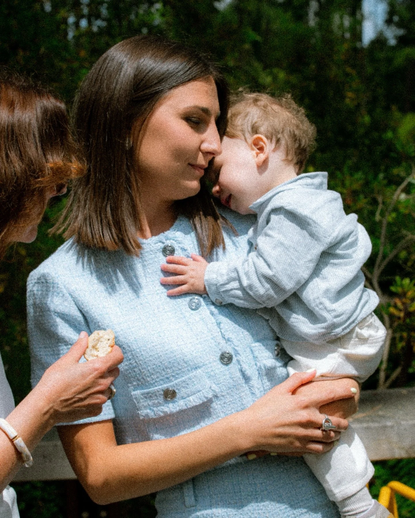Un joli souvenir d&rsquo;un reportage photo pour le bapt&ecirc;me du petit Arthur 🌿☀️

Des rires, de la douceur et beaucoup d&rsquo;amour 💕☀️

📸 marinecollectionphotographie.com 
S&eacute;ances photo, Portrait, mariages, EVJF, bapt&ecirc;me &amp; 