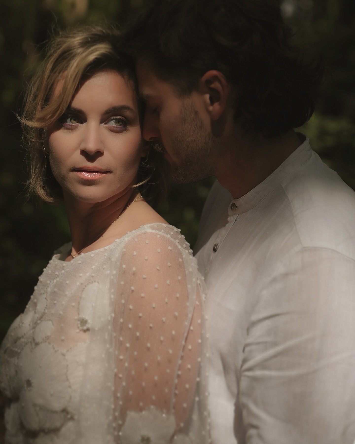 🌞 Jouer avec les lumi&egrave;res du soleil lors de vos moments &agrave; deux 💛🌼🌿 

Wedding planner : @baisers.s / @made.bybs 
Lieu : @landifornia.love 
Fleurs : @aesthete_floraldesign 
Robe : @maude_basley_couture 
Mua : @cindyaddict64 

#mariage