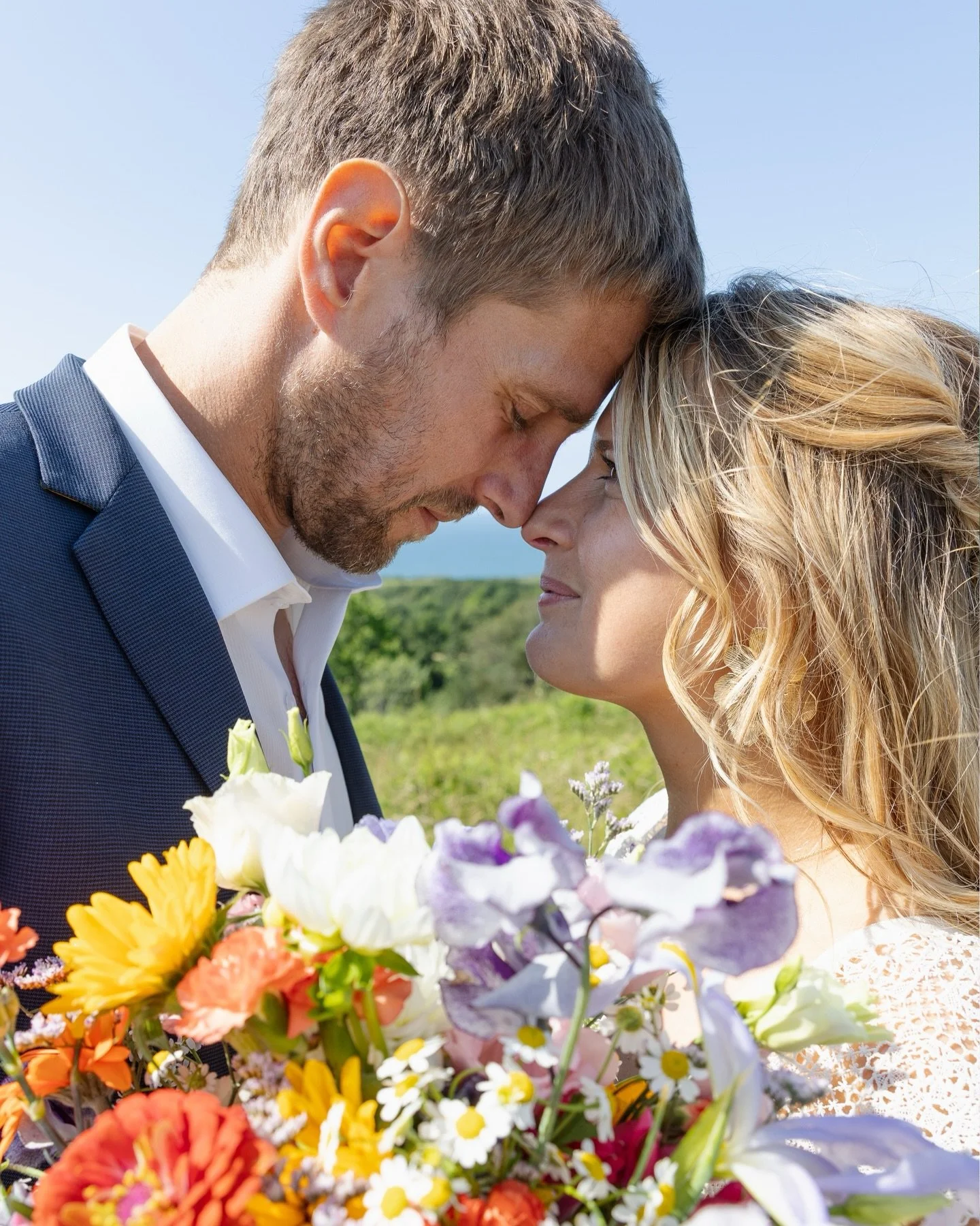 💍 Un mariage intime, joyeux et profond&eacute;ment humain au Pays Basque 

Traditions, Amour &amp; Amiti&eacute; &hearts;️

Julie &amp; Peio, entour&eacute;s de ceux qui comptent vraiment 
Des regards, des rires, des embrassades, des larmes de joie 