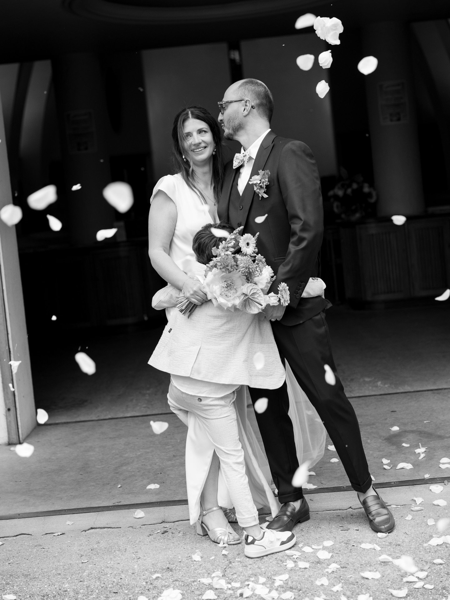 Qui veut aussi une magnifique sortie d&rsquo;&eacute;glise sous les p&eacute;tales ? 🌸🌸🌸