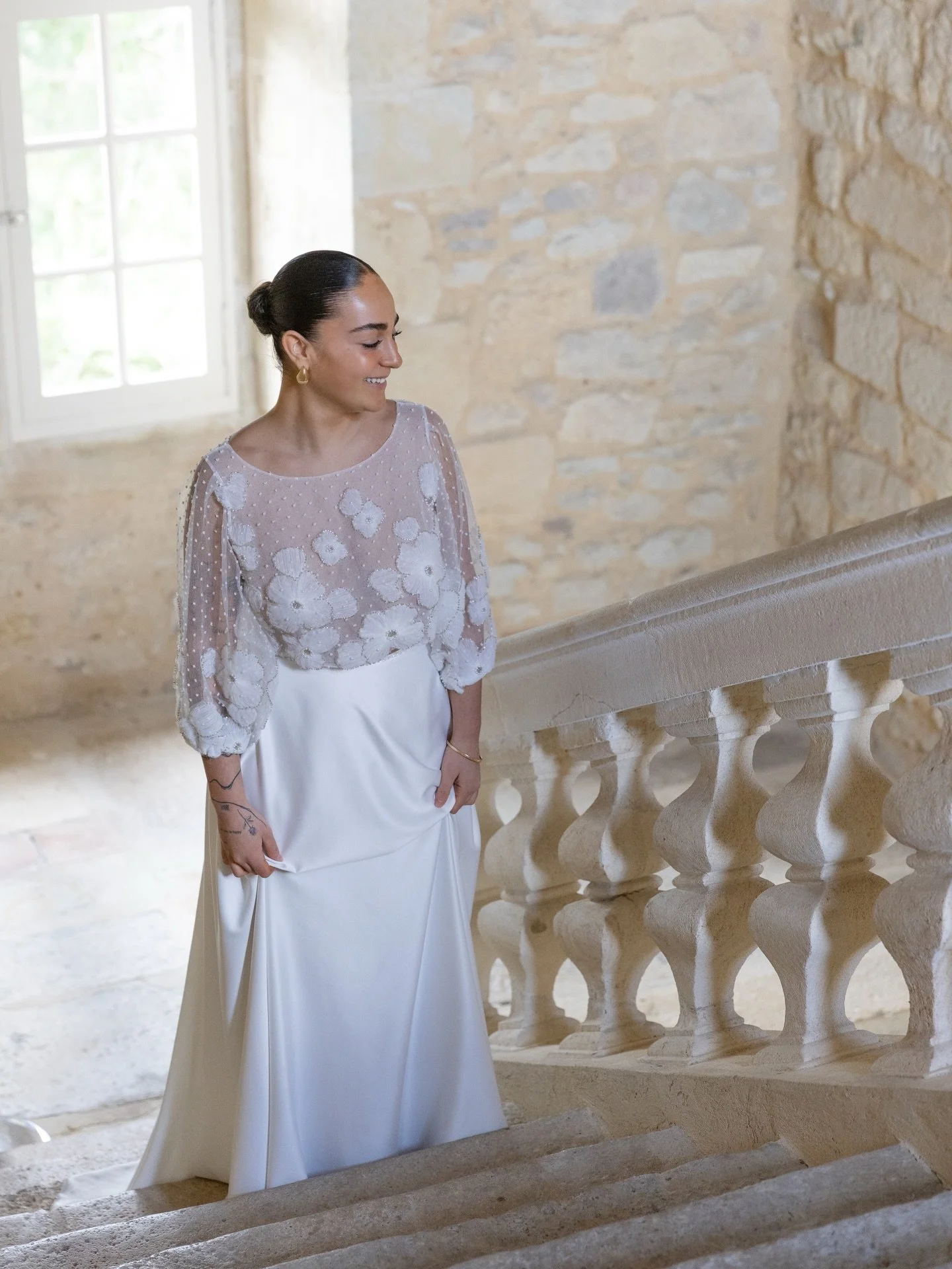 Tu l&rsquo;as choisie.
Essay&eacute;e.
Imagin&eacute;e.

Mais rien ne ressemble &agrave; ce moment-l&agrave;.

Quand le tissu touche ta peau,
quand le silence se pose autour de toi, 
quand tu fais quelques pas&hellip;

Et que d&rsquo;un coup,
ce n&rs