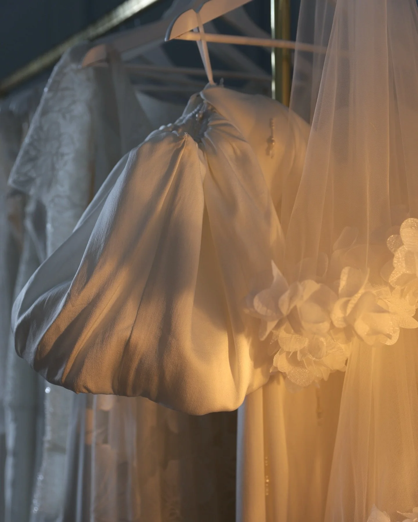 Choisir ses prestataires de mariage, c&rsquo;est &hellip;.

Choisir les personnes qui seront l&agrave; dans les moments les plus intimes de ta journ&eacute;e.

Celles qui te verront enfiler ta robe.
Celles qui sentiront ton stress&hellip; sans que tu