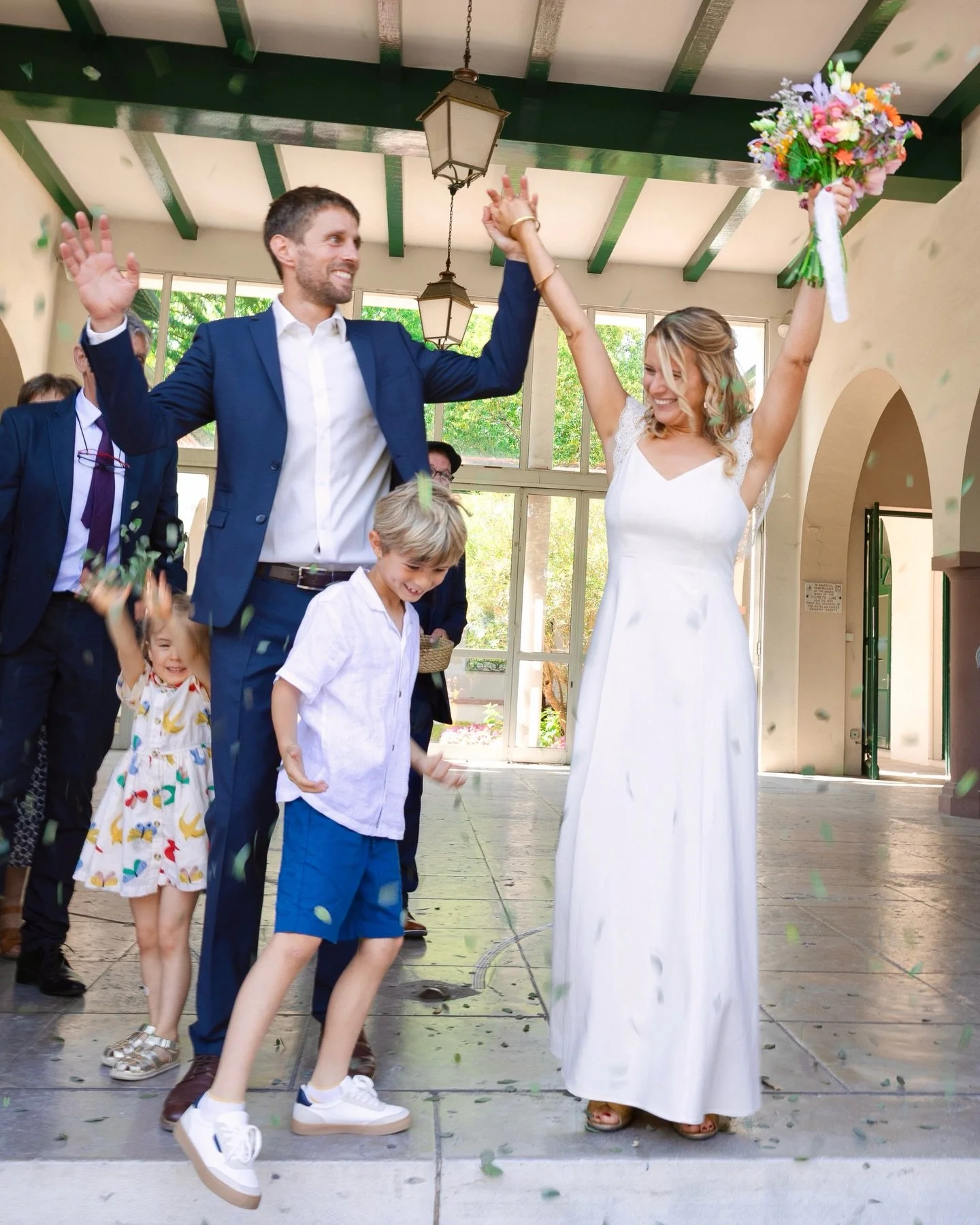 Des &eacute;clats de rire, des accolades,
et cette &eacute;nergie impossible &agrave; contenir &agrave; la sortie de la mairie 🩷 

Bref ce sont des photos vivantes !