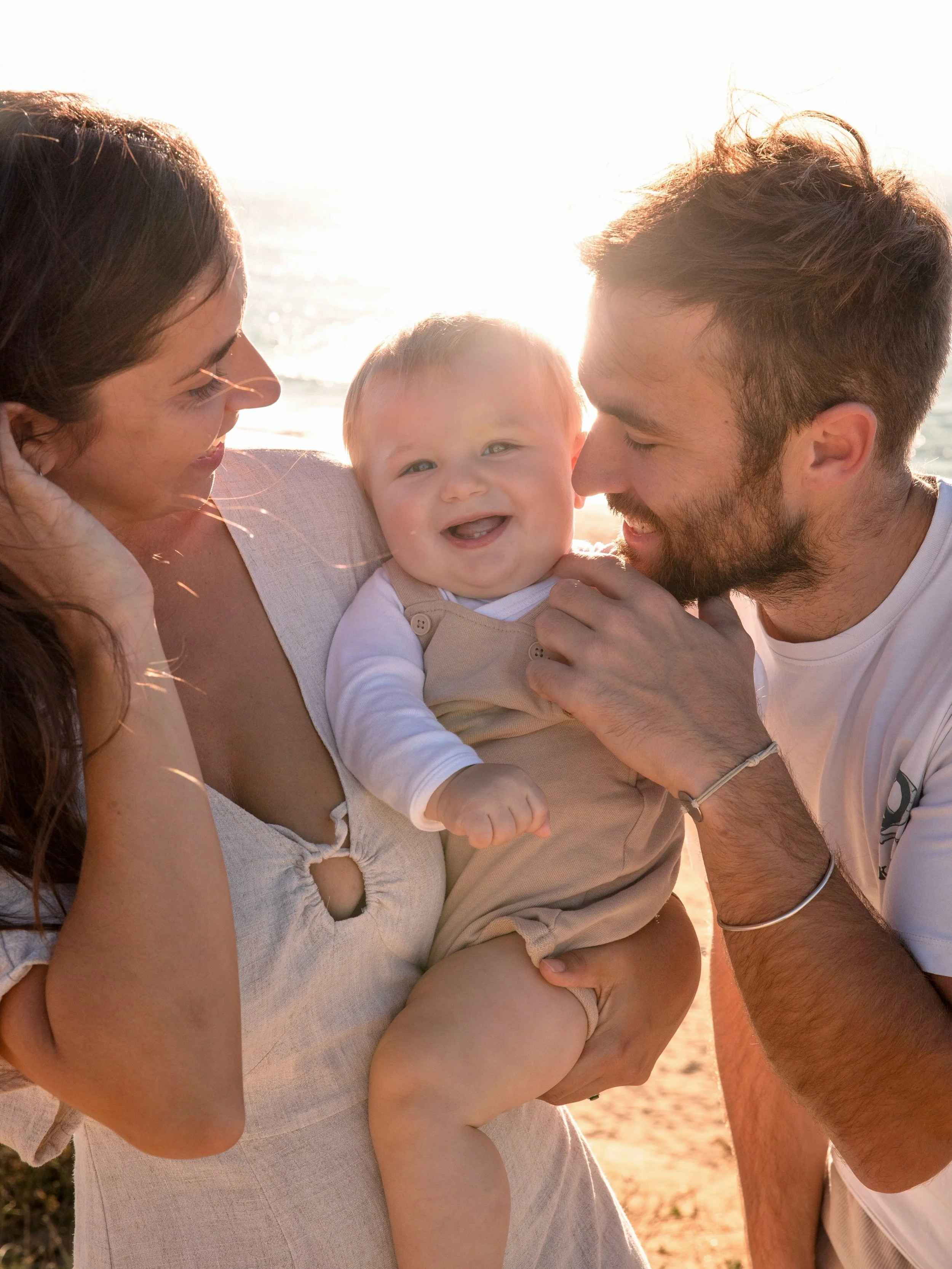 Un jour, ton enfant cherchera des photos de toi. Pas des photos parfaites. Des photos o&ugrave; tu es l&agrave;.
La fa&ccedil;on dont tu le serrais contre toi. Ton sourire quand il riait. L&rsquo;amour immense dans des gestes que tu trouves aujourd&r