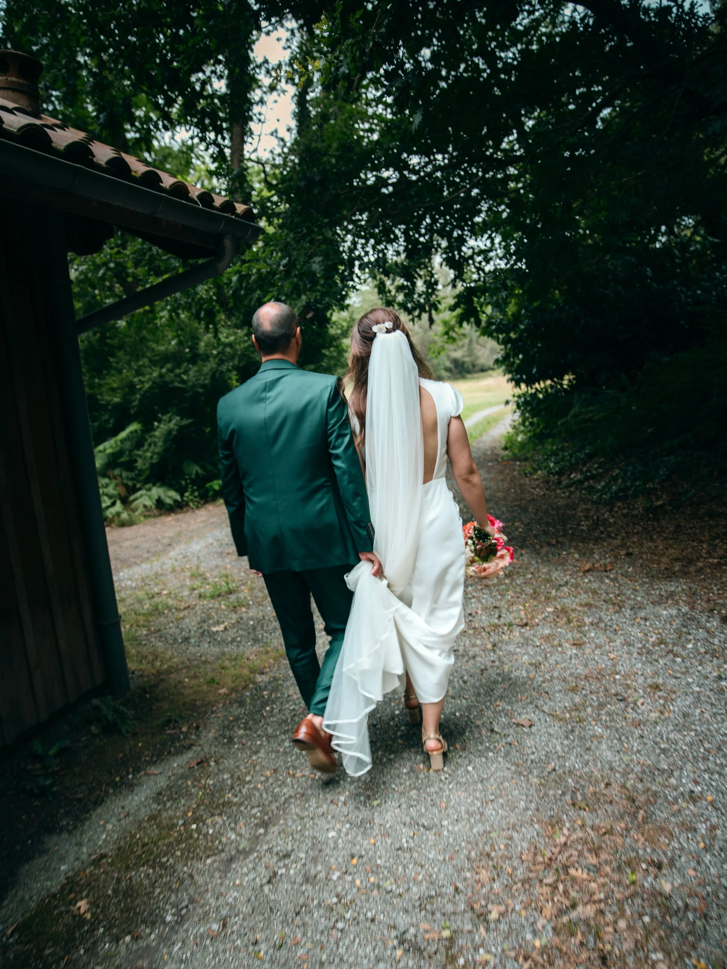 Quelques pas vol&eacute;s entre deux moments de leur journ&eacute;e.
C&rsquo;est aussi &ccedil;a, un mariage : ces petits moments de complicit&eacute; que personne ne voit, sauf moi 

Lieu @domaine_de_millon