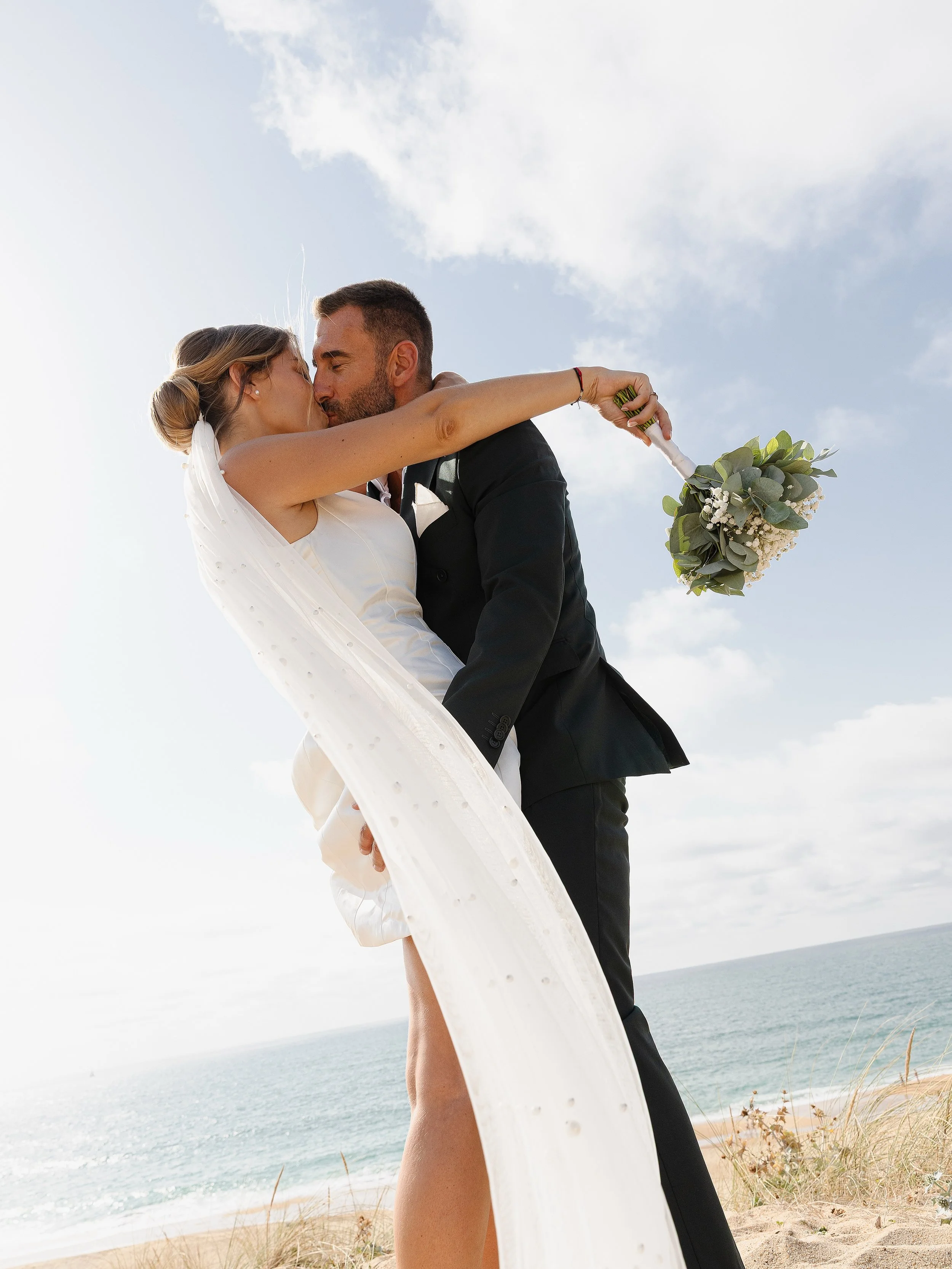 Et voil&agrave; LE bisou de leur s&eacute;ance &agrave; deux, pendant leur mariage 

Sur le moment, vous ne saurez pas du tout ce que &ccedil;a donnera comme r&eacute;sultat (alors que moi oui 🙈) 

Mais quand vous les recevrez,
vous regarderez cette