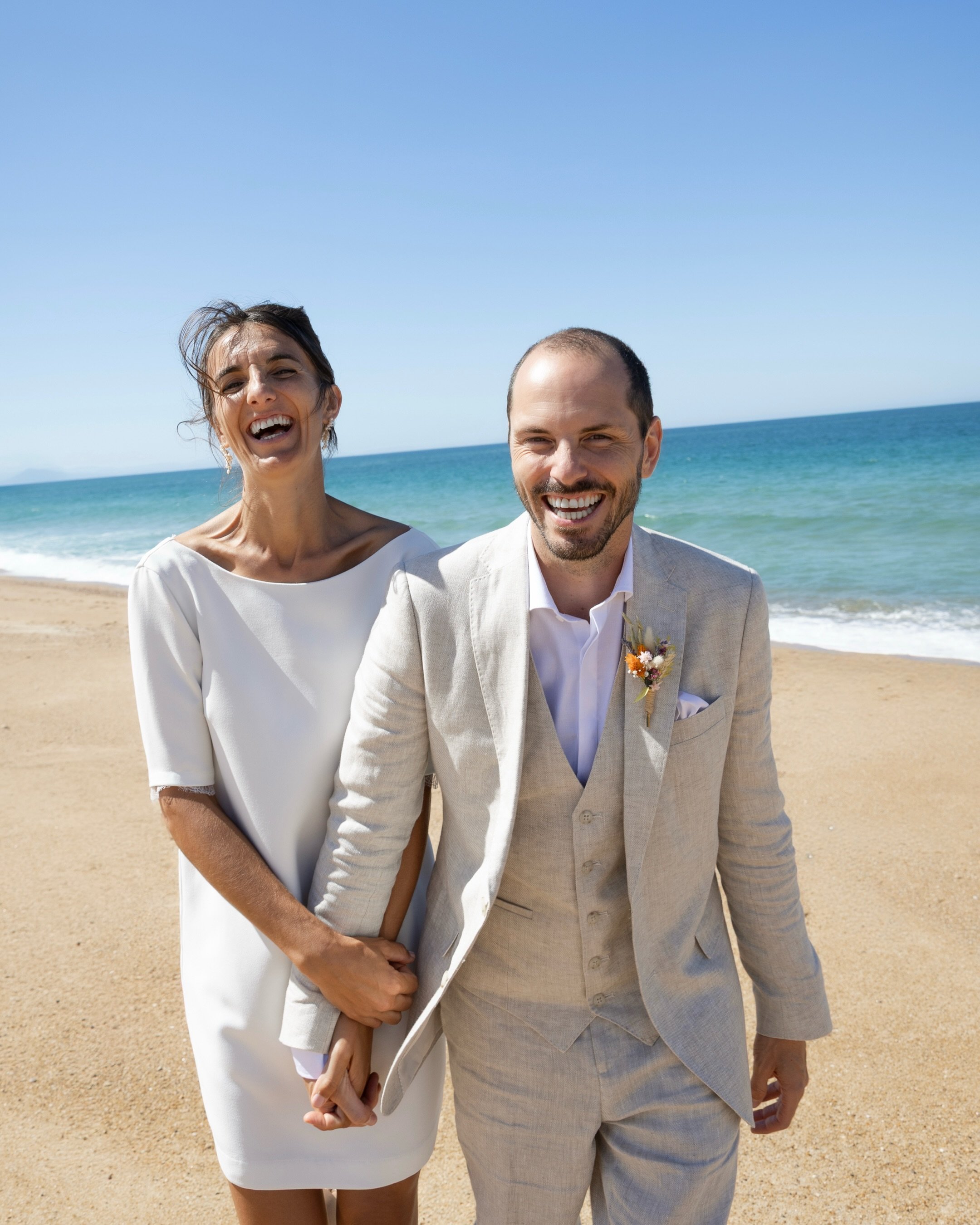 Clemence et Benjamin, un couple soleil par🌞 

Leur fa&ccedil;on de rire ensemble. Leur vie &agrave; travers leurs voyages. Leur &eacute;nergie solaire qui nous embarquent partout avec eux. Leur naturel et de leur spontan&eacute;it&eacute;. 

Et de c