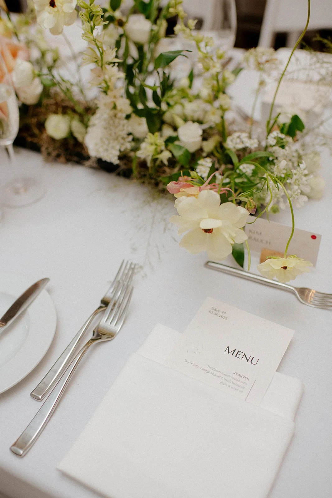 Elegant wedding reception centrepieces with full seasonal flowers designed by Derêves Studio, showcasing refined wedding floral design in Toronto.