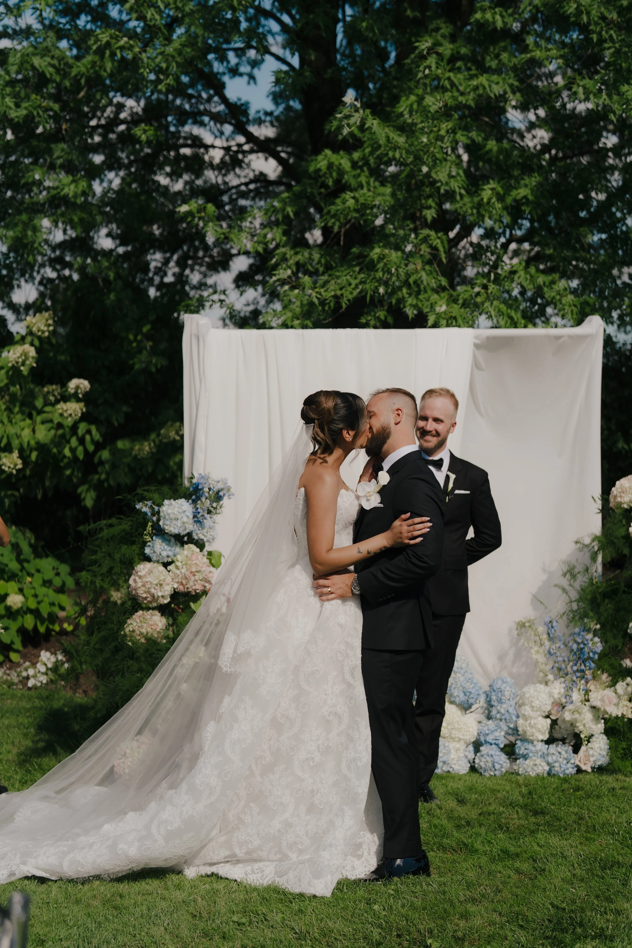 Elegant blue and white hydrangea centerpiece created by Dereves, showcasing refined wedding floral design Toronto and the elevated, modern style we’re known for as a best wedding florist Toronto backdrops