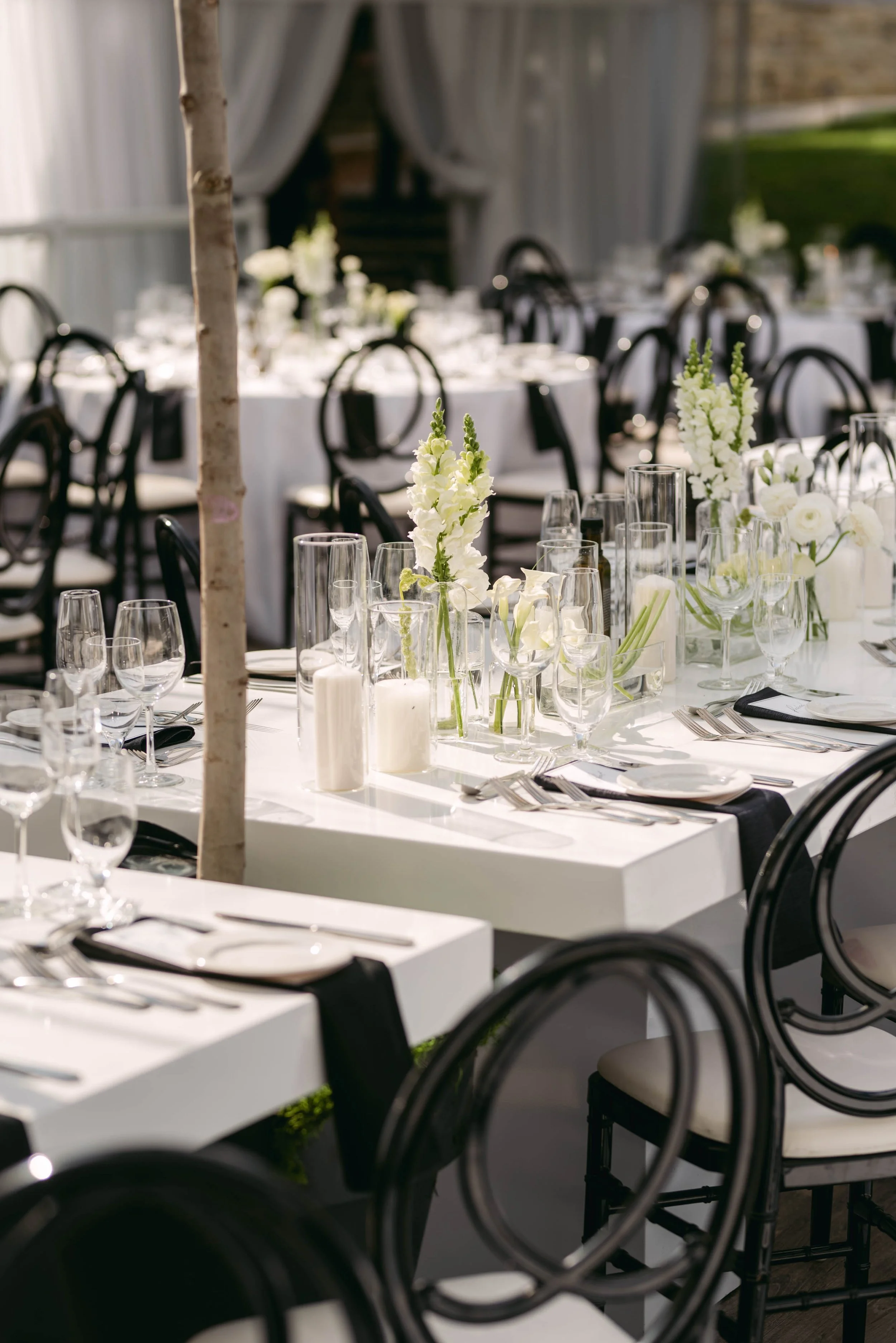 Candlelit wedding reception designed around the couple’s vision, with planning, vendor coordination and event management handled by Derêves Studio in Toronto.
