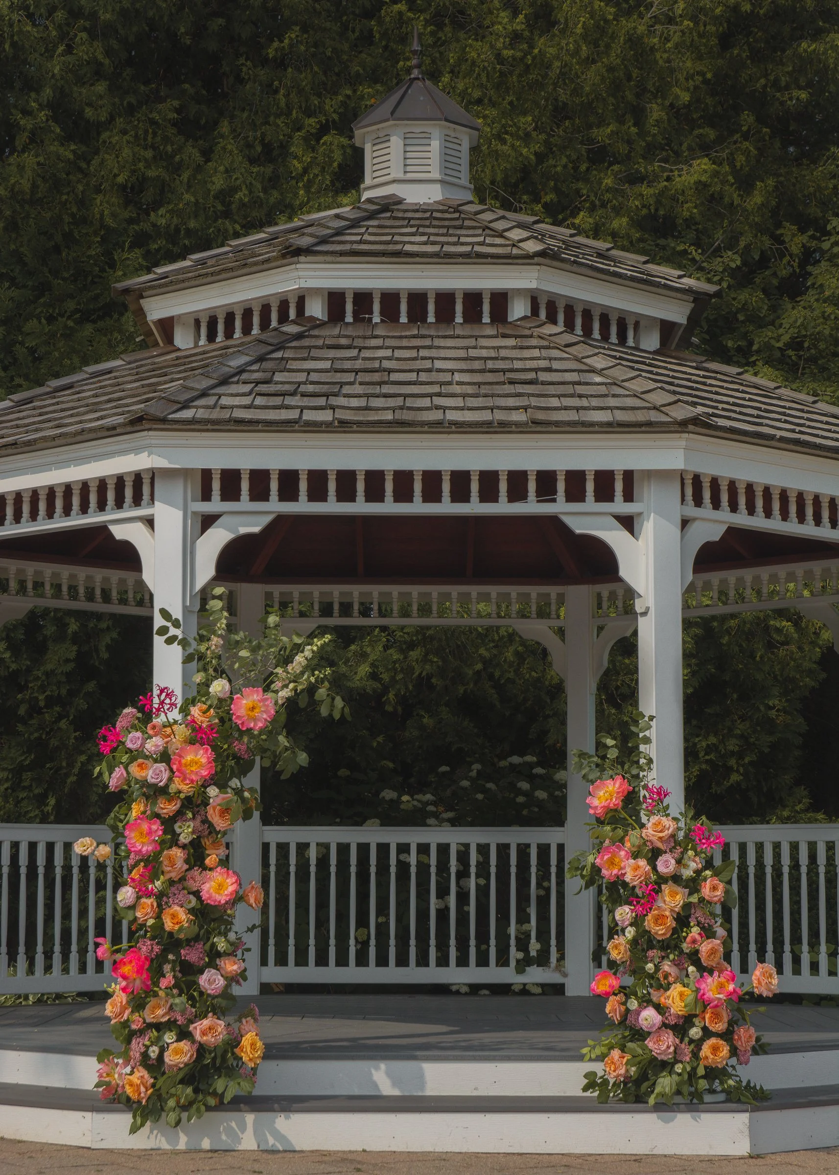 Derêves is a floral design studio for weddings and events in Toronto