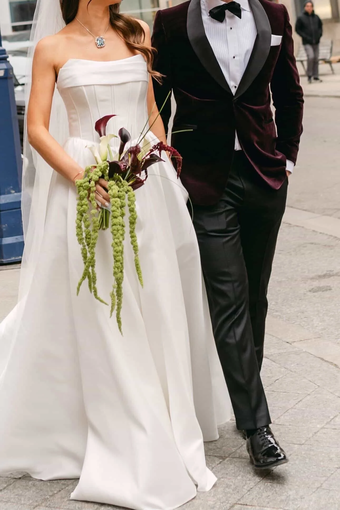 Modern wedding luxury at the Windsor Arms Hotel in Toronto featuring a sculptural bridal bouquet with contemporary floral design by Derêves Studio.