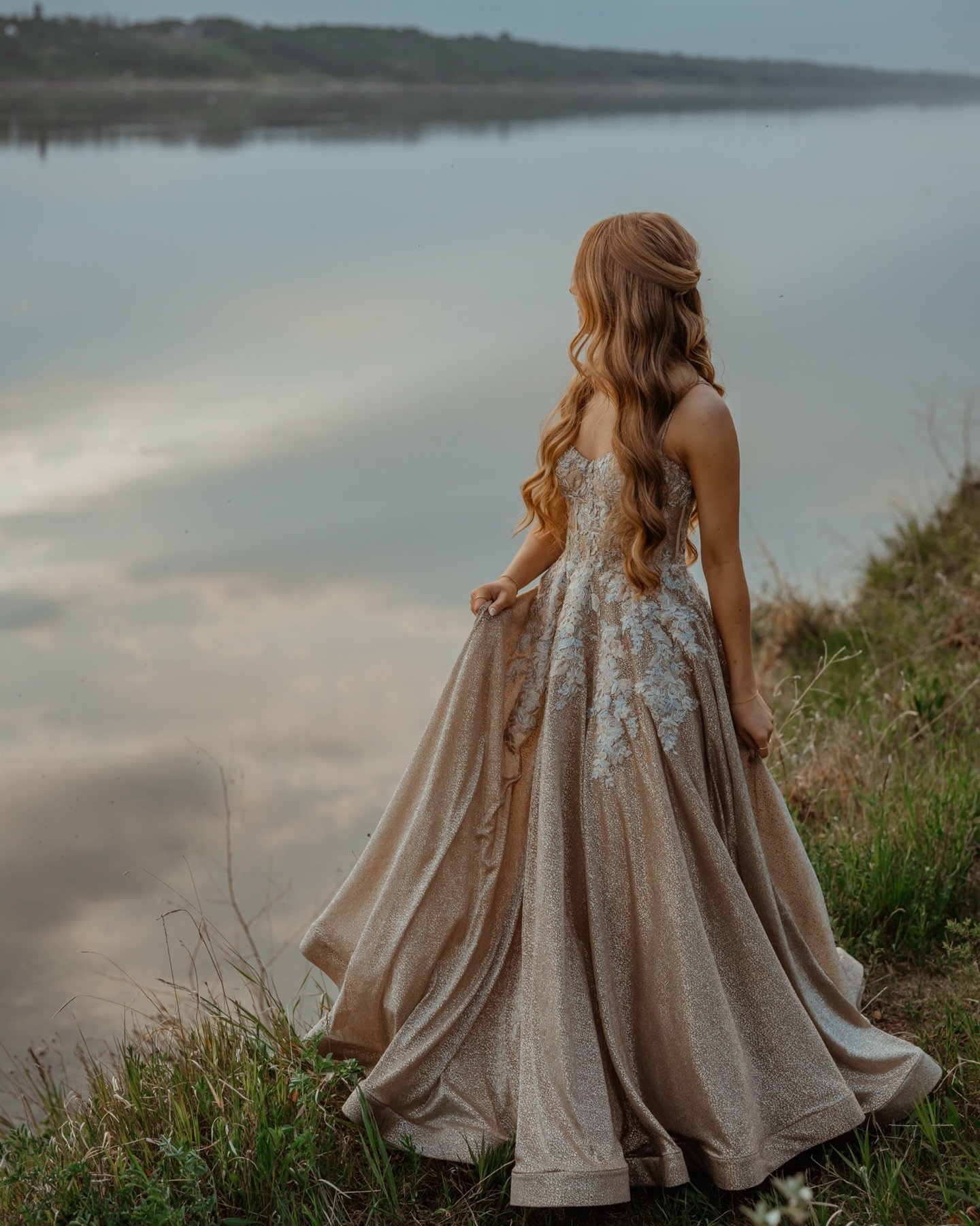 This isn&rsquo;t just a grad shoot &mdash; it&rsquo;s a whole vibe.

Grad booking for 2026 open in January but I&rsquo;m booking intimate wedding and couples shoots for the fall and winter now! 
If you want to feel good and get photos you&rsquo;re ob