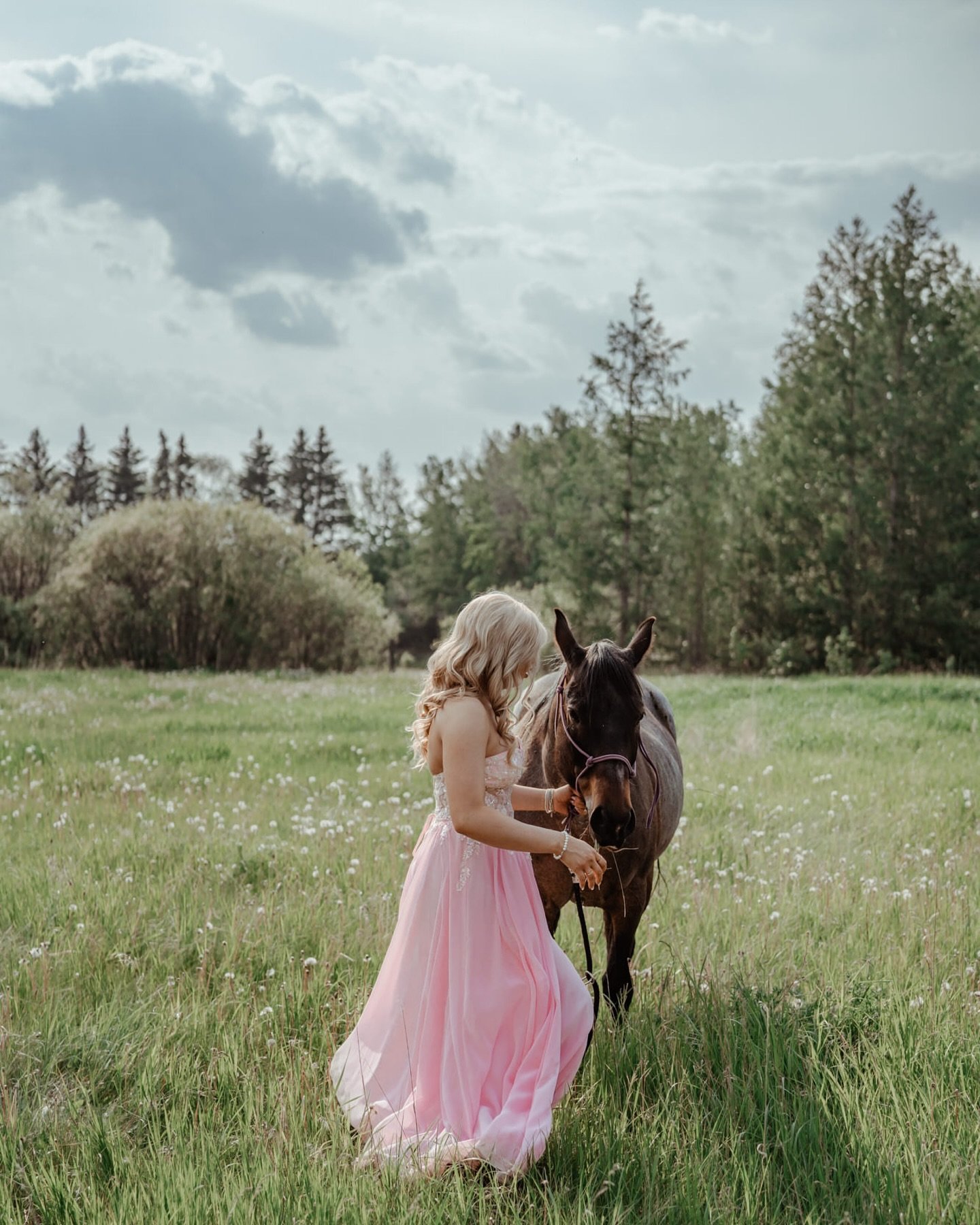 Peeks for this lovely grad! 
If you&rsquo;re looking for photos that feel like you, not just another cookie-cutter grad shoot&mdash;you&rsquo;re in the right place. I focus on real moments, real smiles, and helping you feel completely comfortable in 