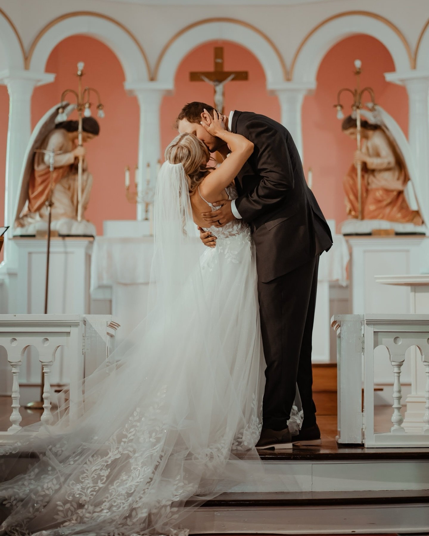 Past time for some peeks for these two and this gorgeous wedding day! Rosenheim Church if for sure a favourite of ours when it come to country chapels and we are thrilled to get to show off just a few images from their day.
