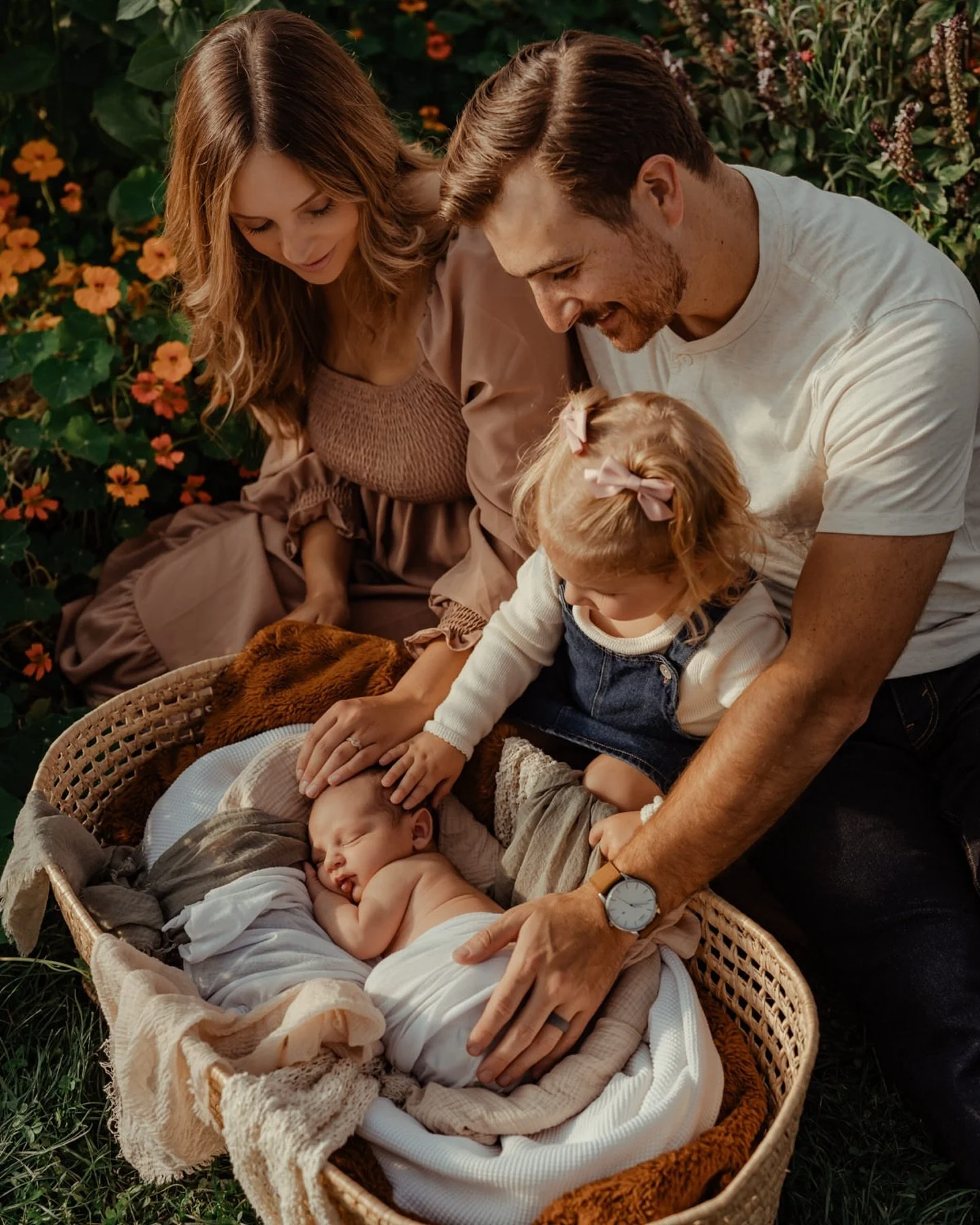 The fall that turned back into summer in Alberta. It&rsquo;s not very often I get to do an outdoor newborn session but gosh it just was the most beautiful day for it! It also didn&rsquo;t hurt to get to use the gorgeous garden space at @blooms_on_7 a