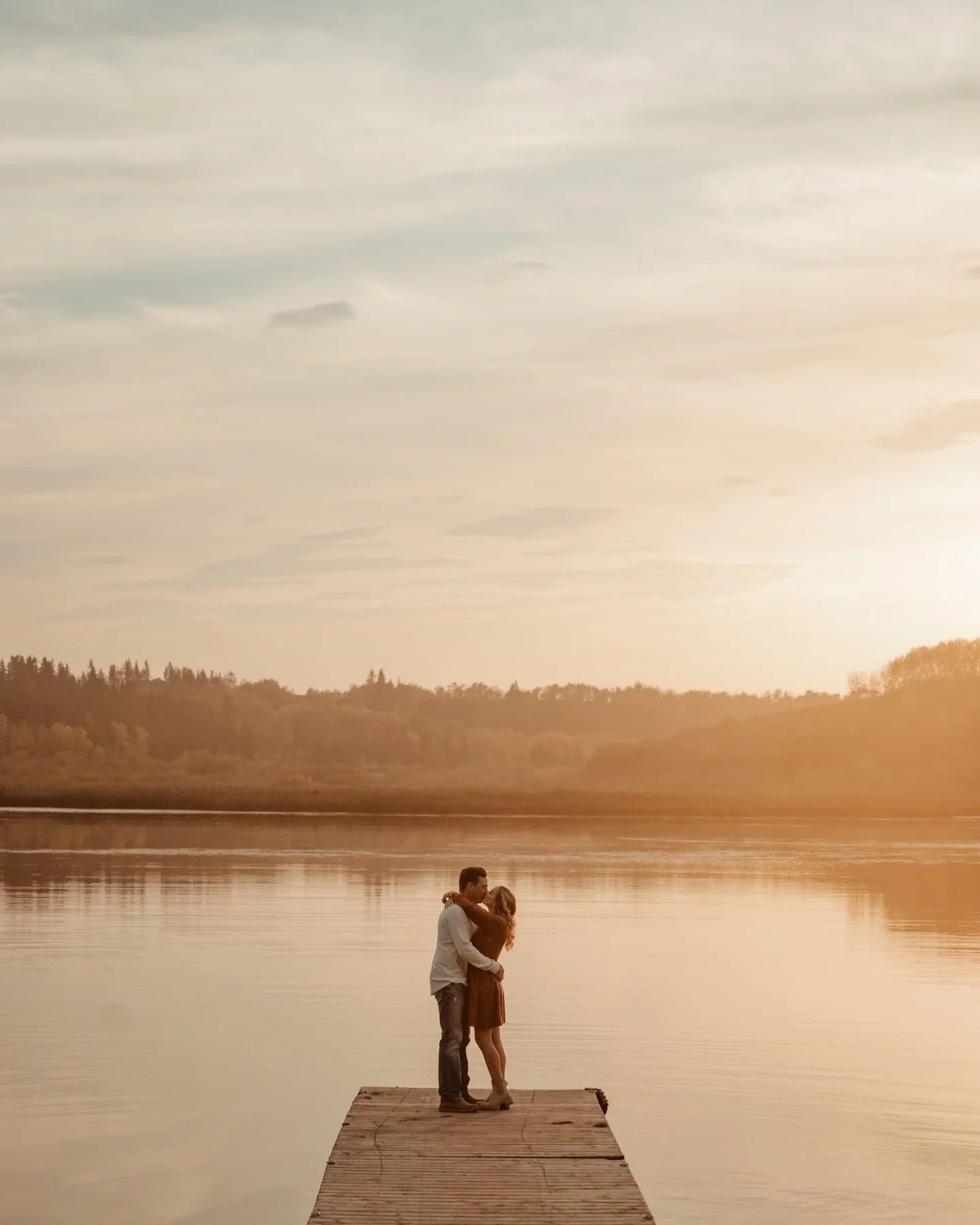Does fall in Alberta mean we start to slow down&hellip; I&rsquo;d say the exact opposite and this engagement session is the perfect example of why! Golden sunset on the lake, hazy dust in the air and having the best time creating together. For the ne