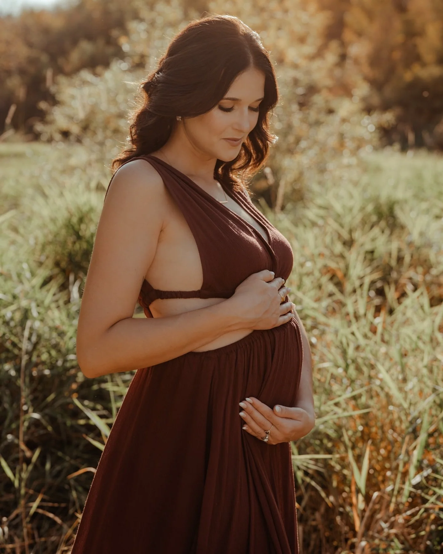 Fall maternity images in the Camrose river valley with this beautiful mama and her wonderful family! 
I love our alley trail system and will forever be inspired creating it these spaces.
.
.
.
.

#EdmontonMaternityPhotographer
#CamroseMaternityPhotog