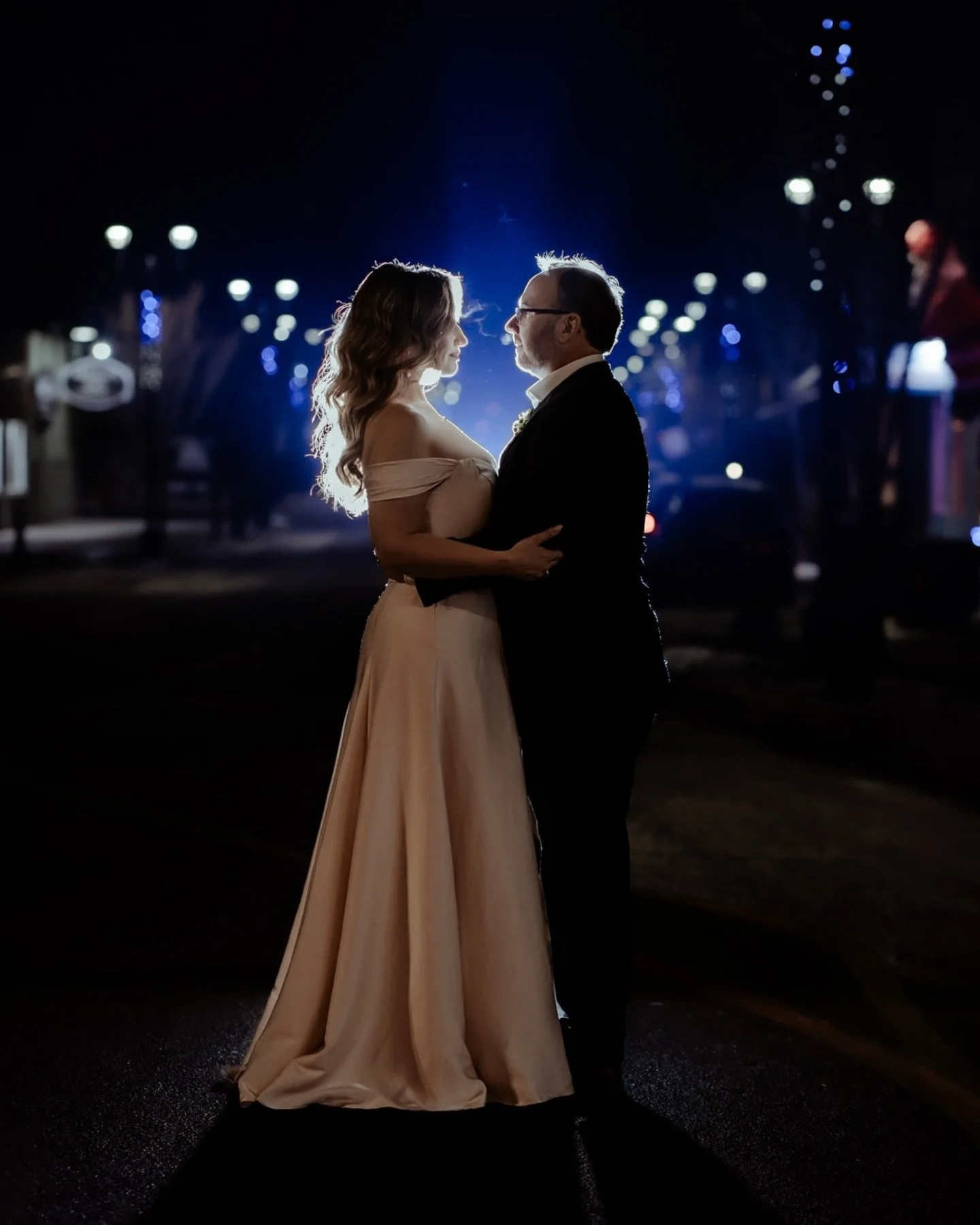 Daylight saving may have hit and that means that we run out of daylight to shoot in WAY quicker but evening portraits and indoor vibes are always such a good option to plan for! Totally worth reaching out to your fave bar or restaurant to see if you 