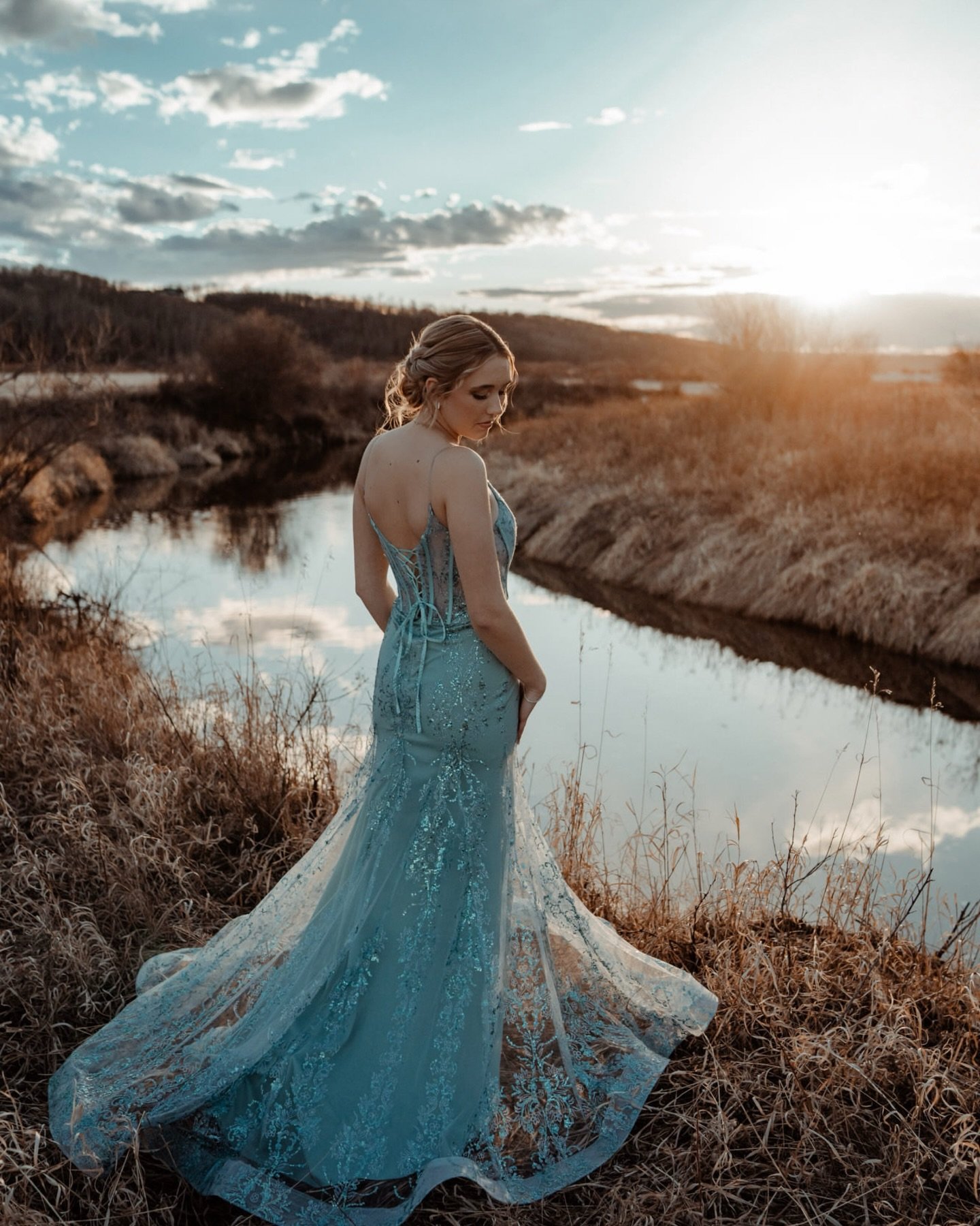 Hello grad season, oh how I missed you. 
Despite every other day of April giving us bizarre weather , this one perfect day of 20+ temps and sunshine just happened to be the day we got to create her grad images on and it was perfection. 
A few peeks f