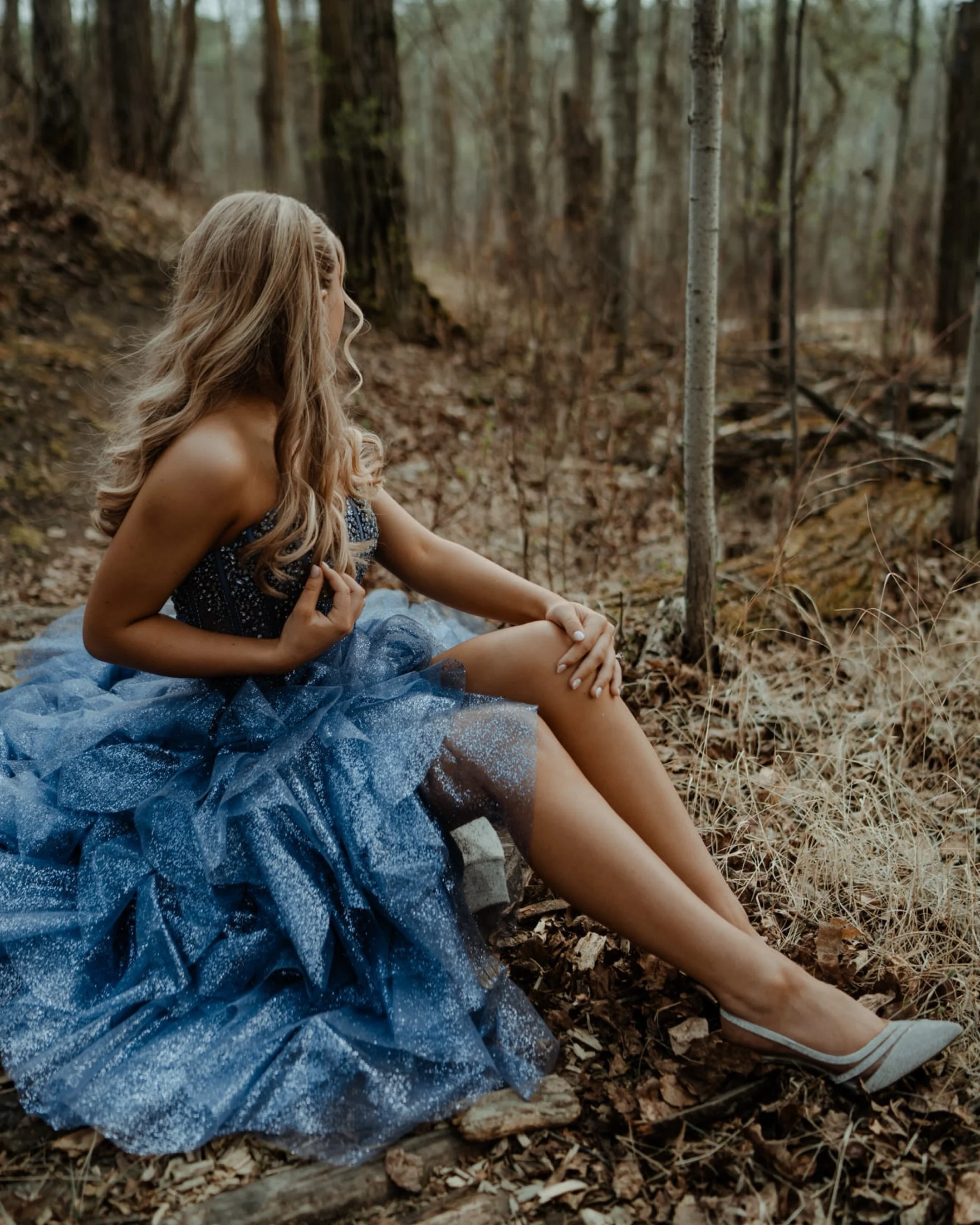 Into the forest and the finding wide open skies for this stunning graduates session last week. A few peeks as I spend my days editing, evenings shooting and loving every minute of it! 
Hair/MUA - @lindsaybluemango 
@alexis_dyck
.
.
.
.
.
#camrosephot