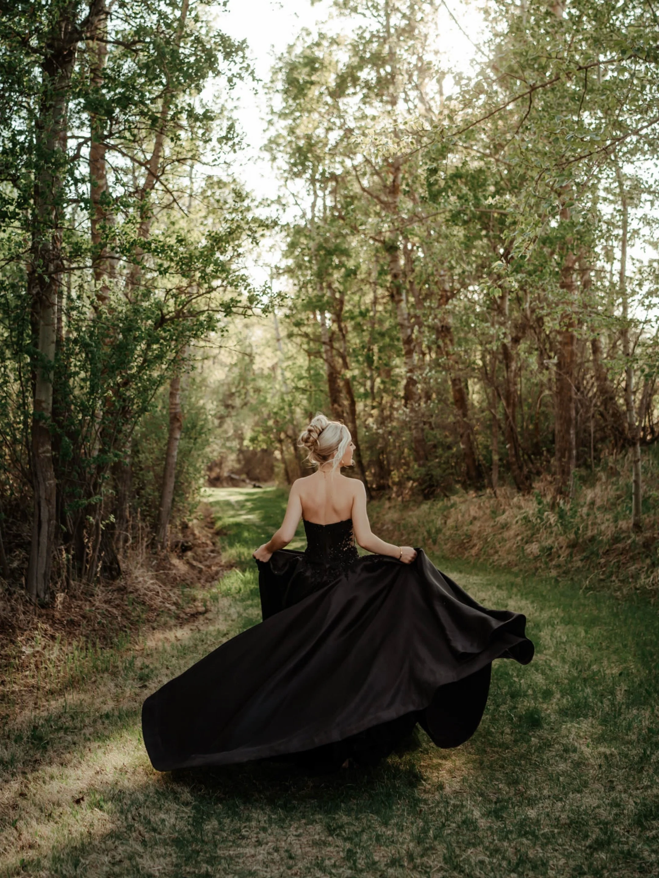 Forest portraits and images that felt effortless.
Also it&rsquo;s nice to share something with sunshine on a what&rsquo;s going to be a very rainy day here in Alberta. 
.
.
.
.
.
.
.
#EdmontonPhotographer #YEGPhotographer #AlbertaPhotographer #Luxury