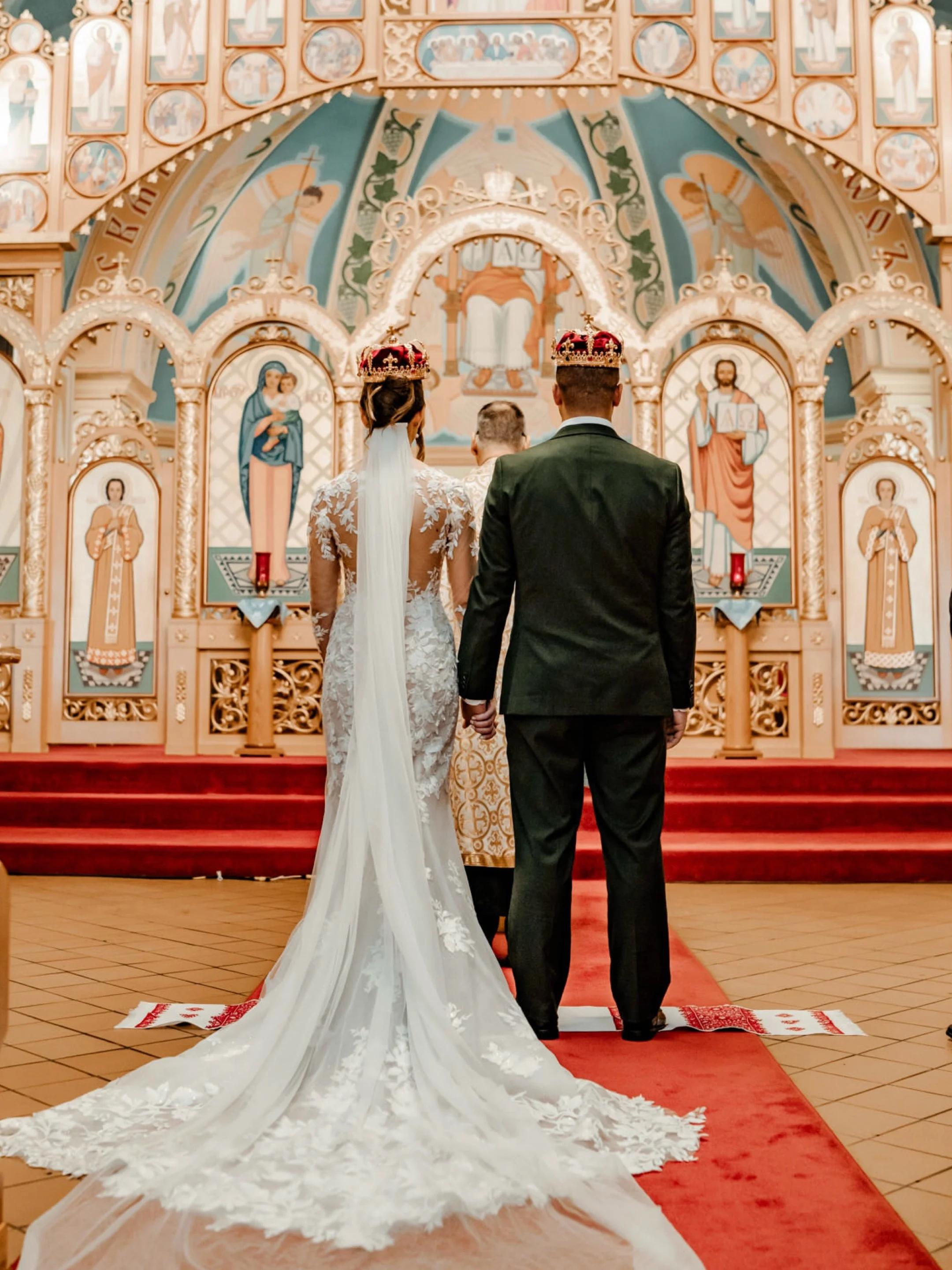 An Edmonton Ukrainian wedding that was just OH SO GOOD! I think my favourite line of the day was when the MCs announced that it was now the time in a Ukrainian wedding reception where half the guests need to leave. And if you scroll allll the way tow
