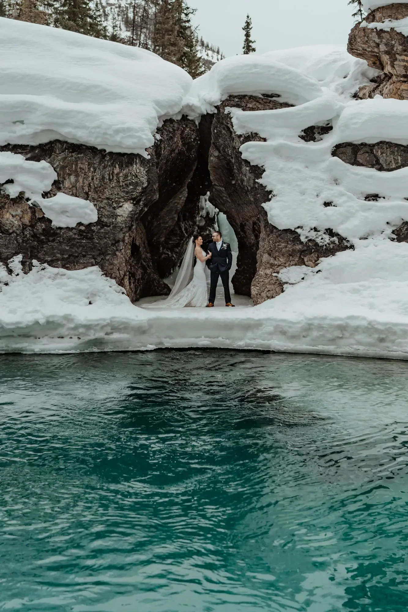 winter-elopement-photography-at-emerald-lake-lodge1-2.webp