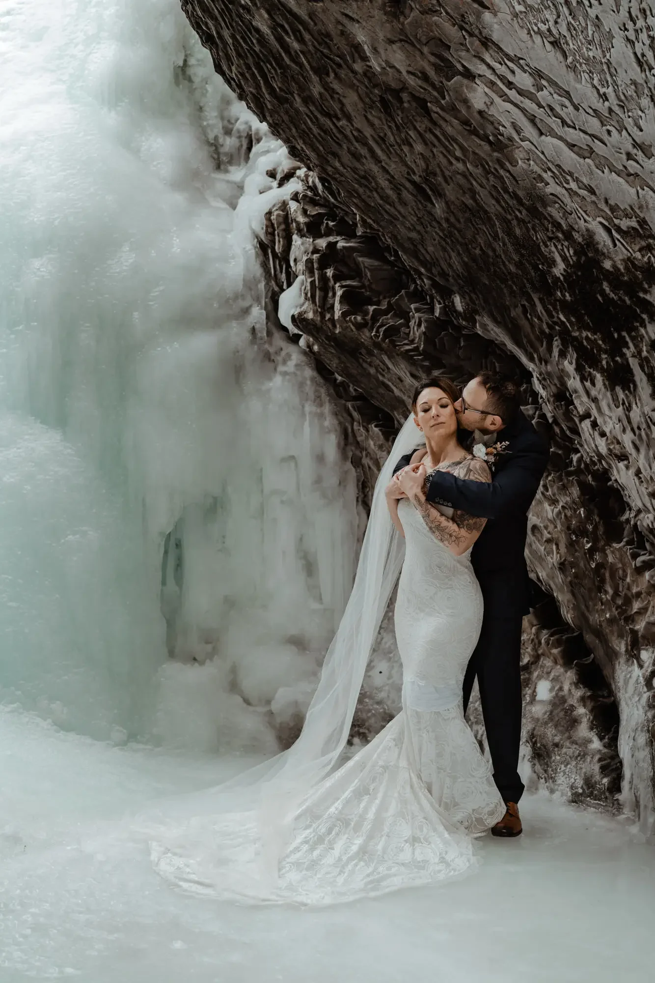 winter-elopement-photography-at-emerald-lake-lodge21.webp