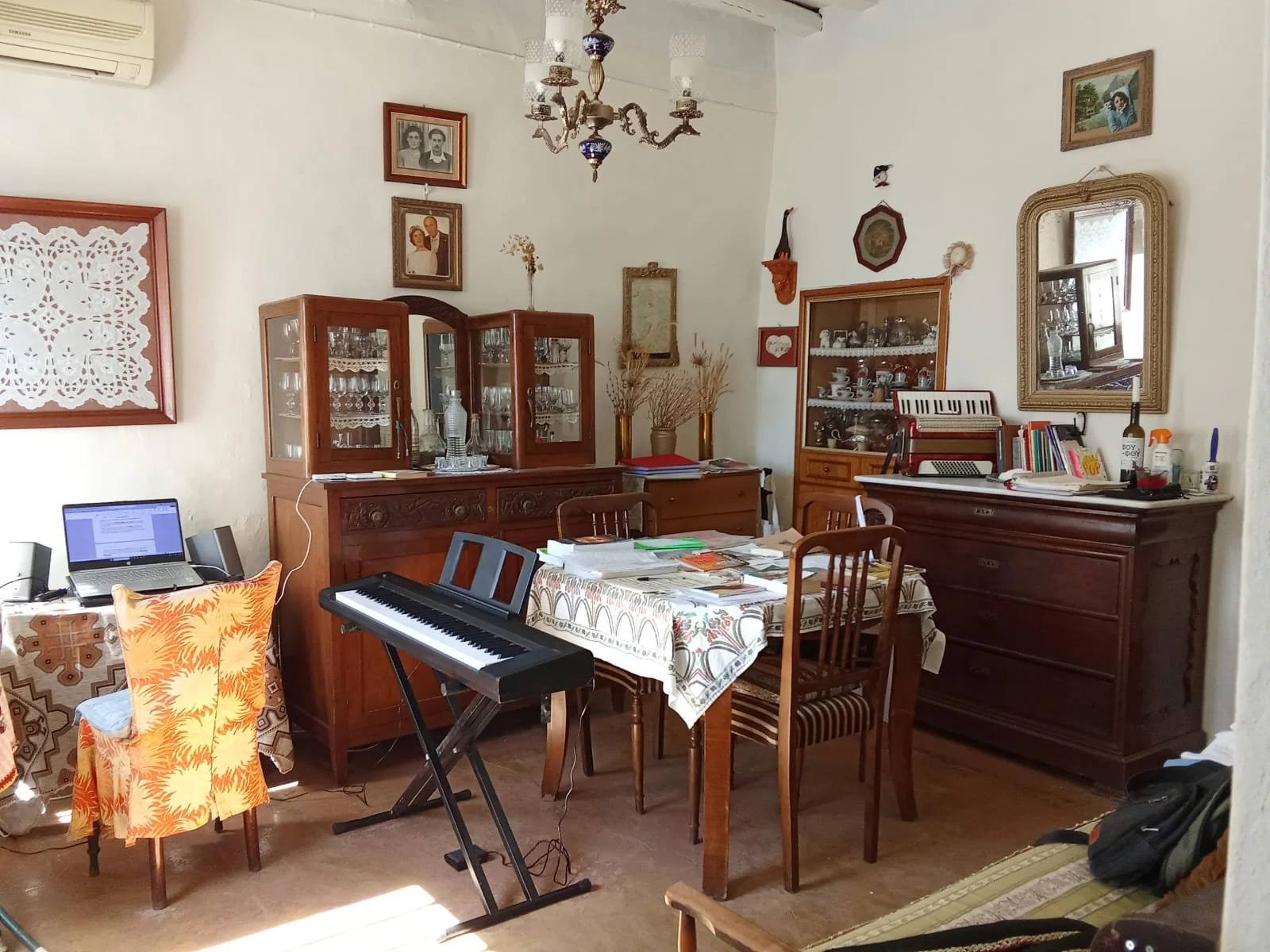 Home - Inspiration and creation in a tiny, old, traditional home