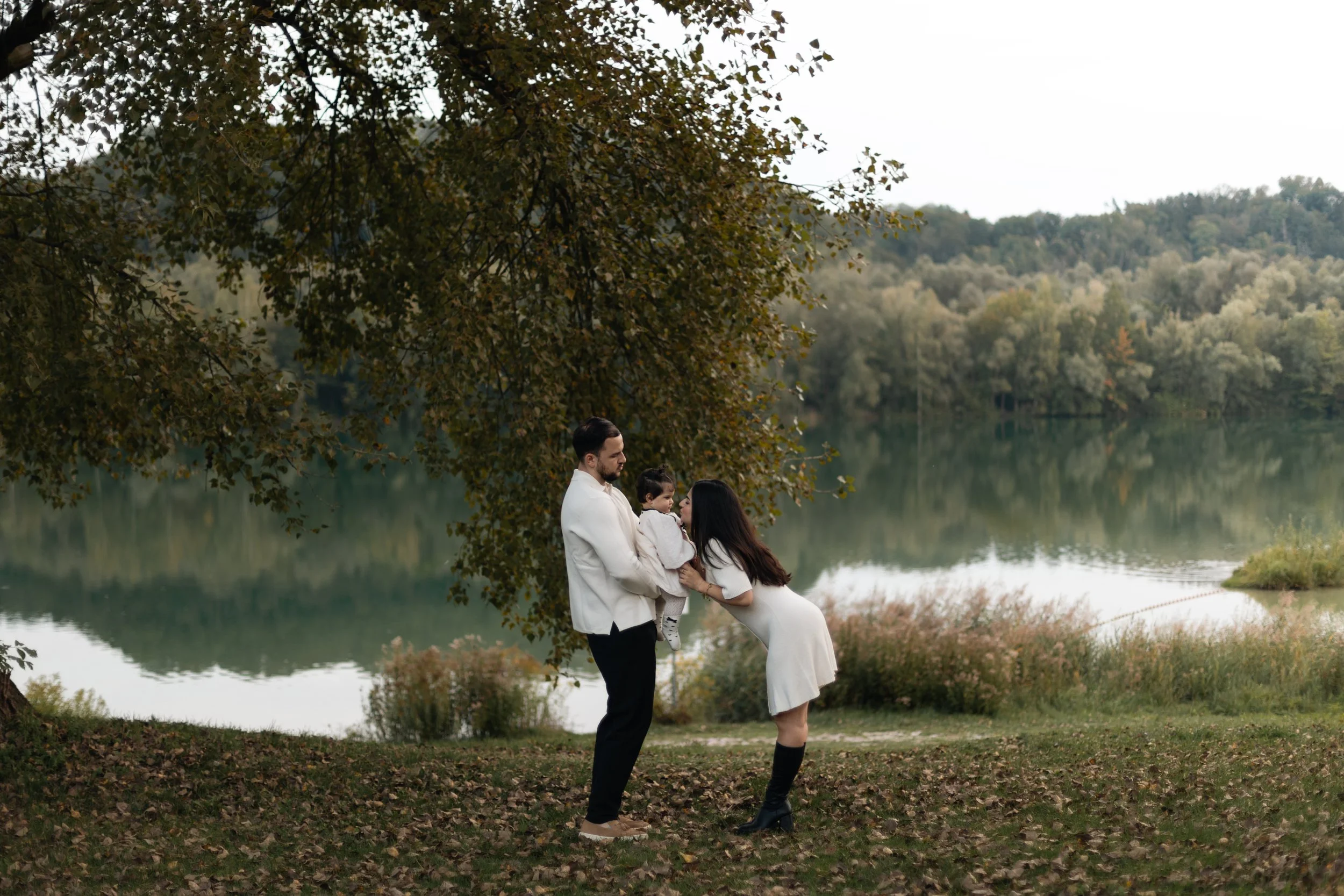 Vater trägt sein Kind auf den Schultern bei einem Spaziergang in Bayern, ungestellte Familienfotografie. Father carrying his child on his shoulders during a walk in Bavaria, natural family photography.
