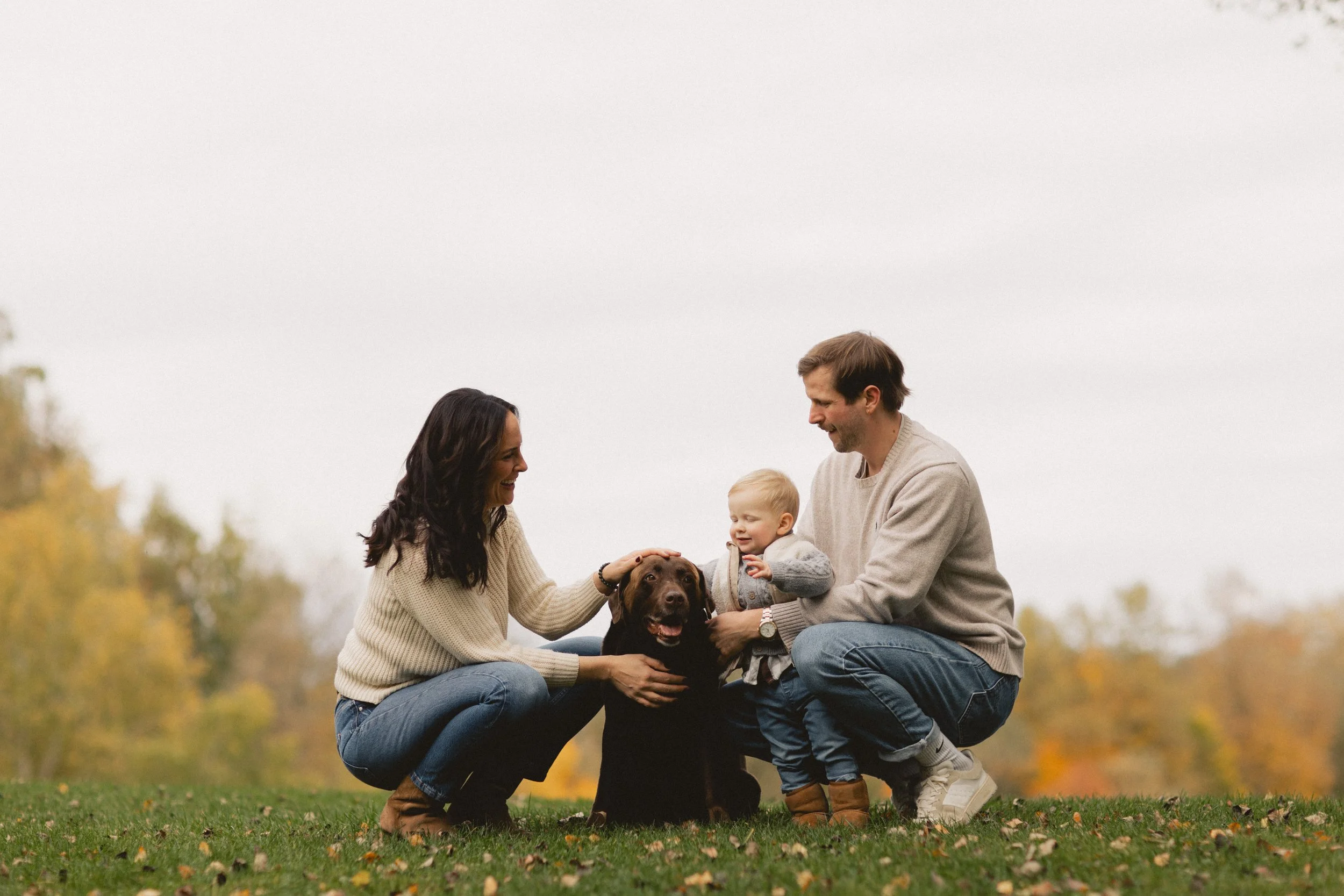 Familie genießt gemeinsame Zeit im Park in Bayern, authentisch und emotional fotografiert. Family enjoying time together in a park in Bavaria, captured authentically and emotionally.
