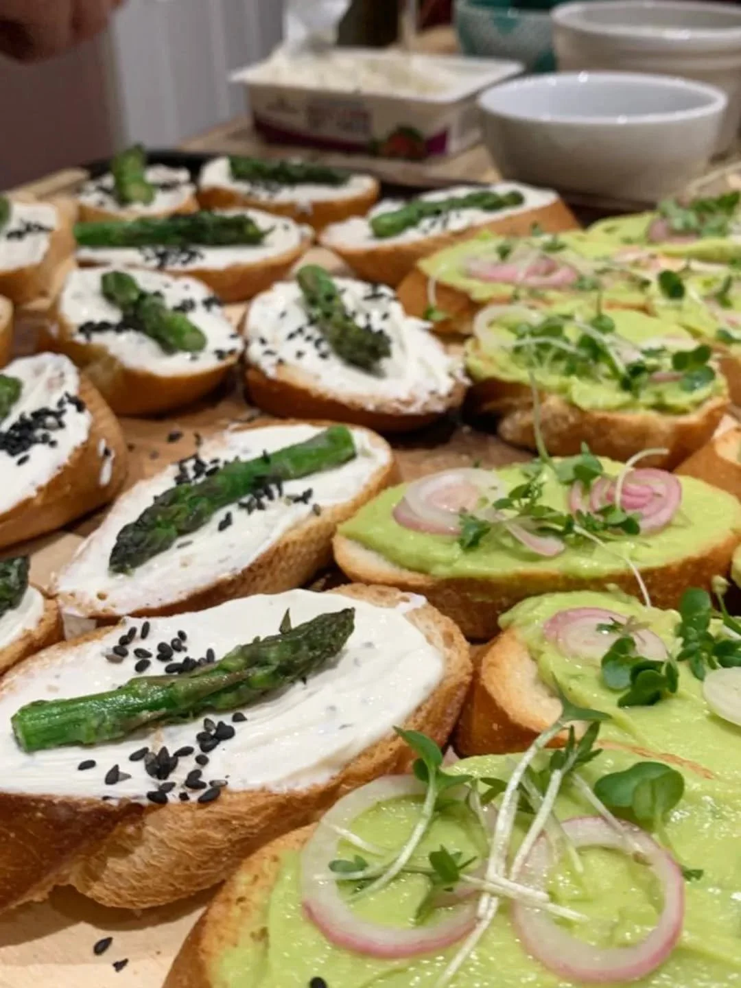 Since it's St Patrick day we figured we'd share these green crostinis, made for a green themed menu ☘️

Which you reaching for? 😋