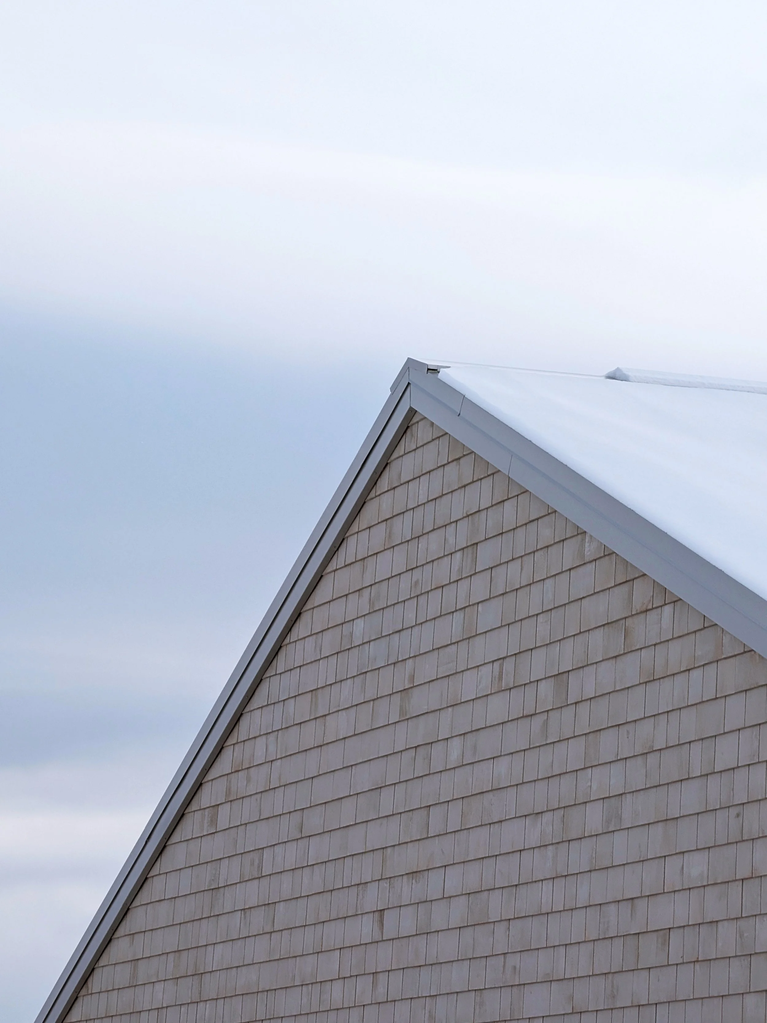 Débord de toit architecture et bardeau de cèdre