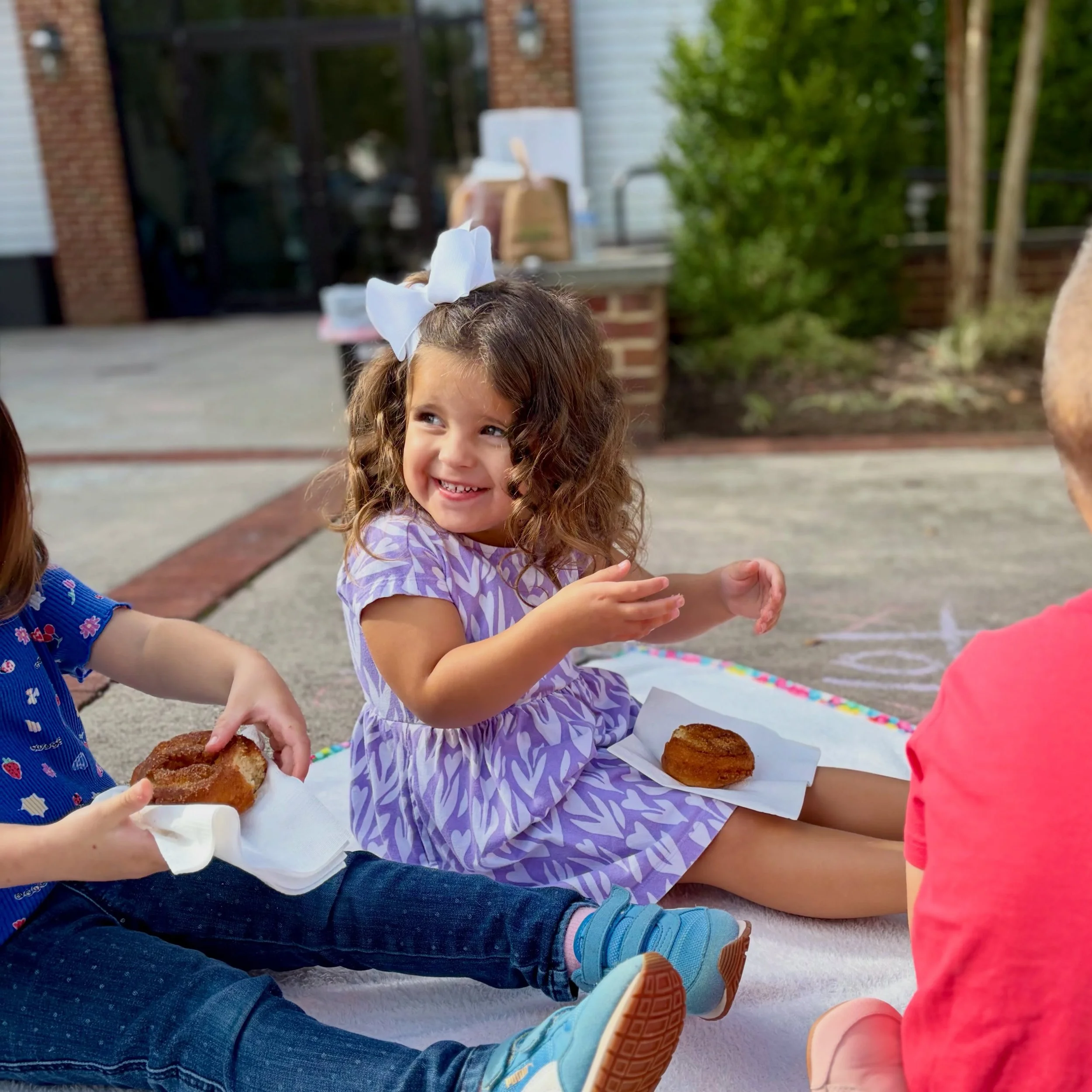 A big thank-you to Ally @chilespeachorchard for coming to teach us all about APPLES this week! 🍎🍏🍎 

We especially loved the donuts and the cider &mdash; the perfect fall treat for our own little Peaches! 😁

#crozetavenue #crozetavepeaches #cider