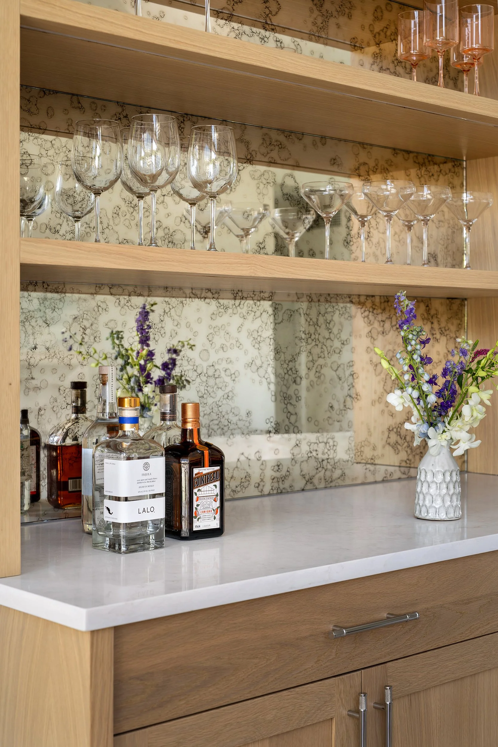 quogue_beach_house_built-in_bar_natura_interiors_02_WEB.jpg