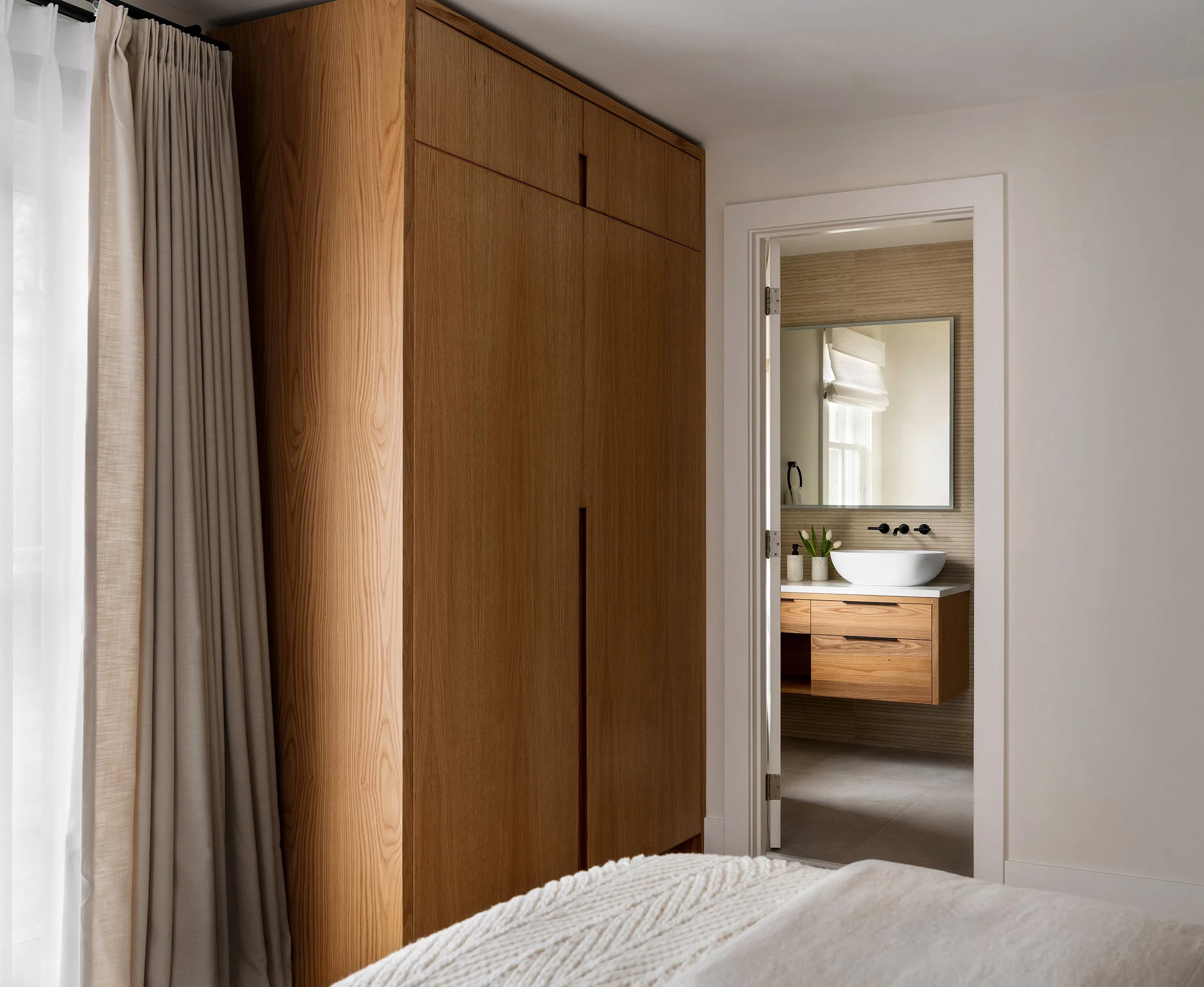 ridge_road_southampton_master_bedroom_natura_interiors_03_WEB.jpg