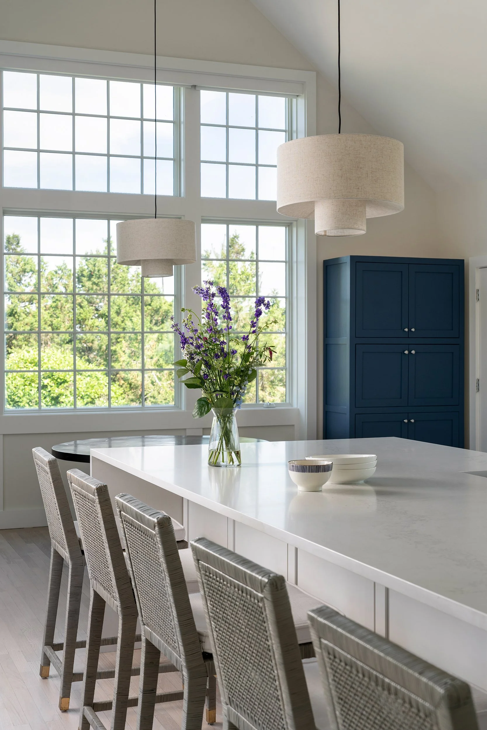 quogue_beach_house_coastal_kitchen_natura_interiors_01_WEB.jpg