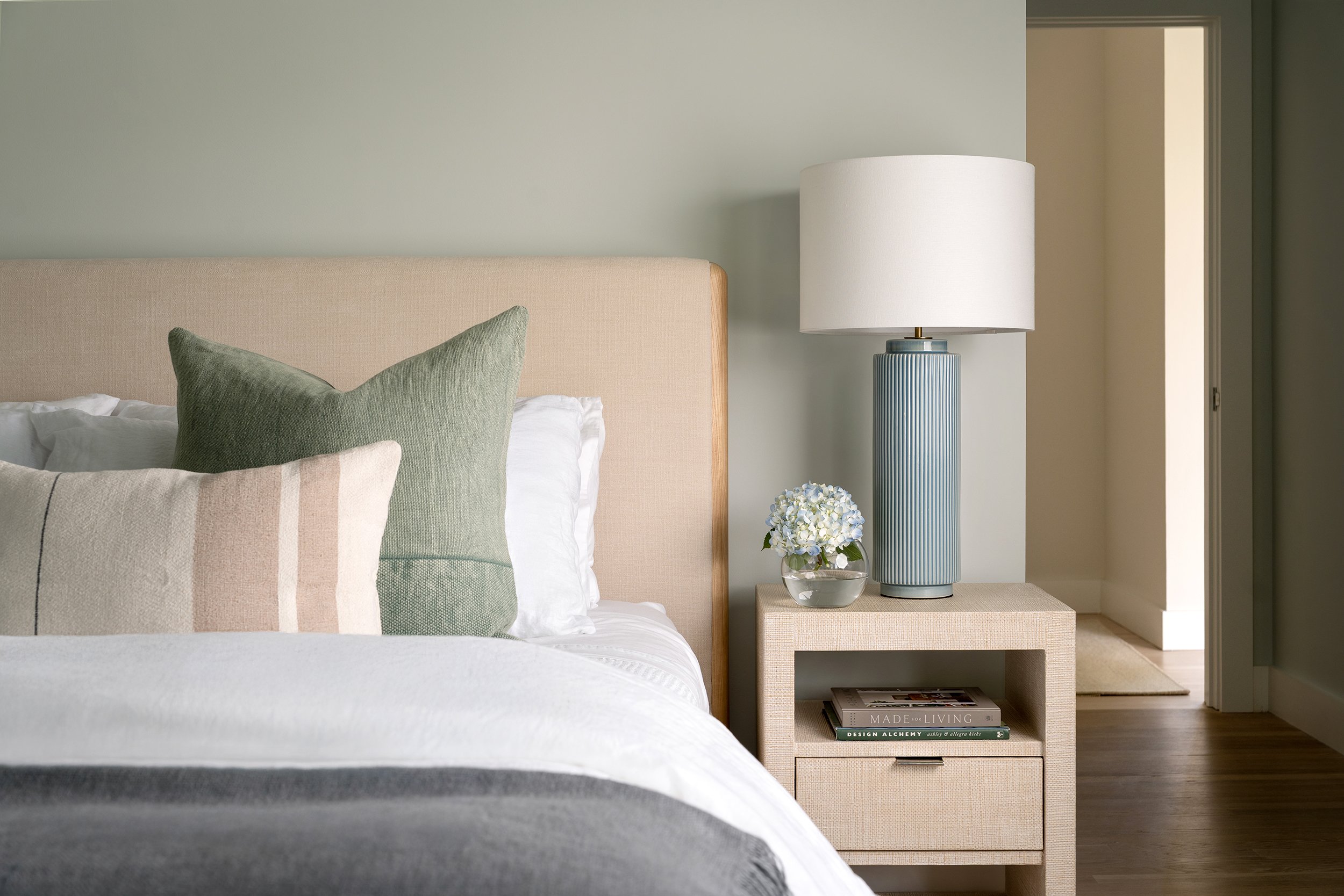 quogue_beach_house_seaglass_bedroom_natura_interiors_03_WEB.jpg