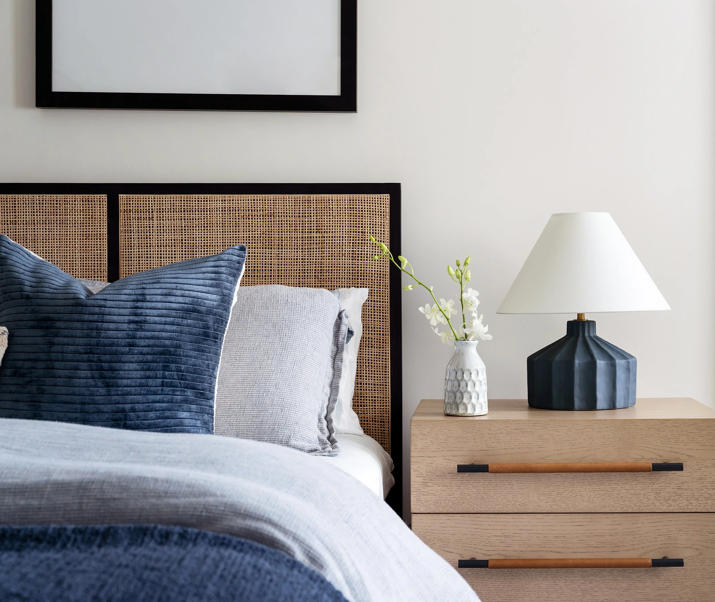 quogue_beach_house_blue_bedroom_natura_interiors_02_WEB.jpg
