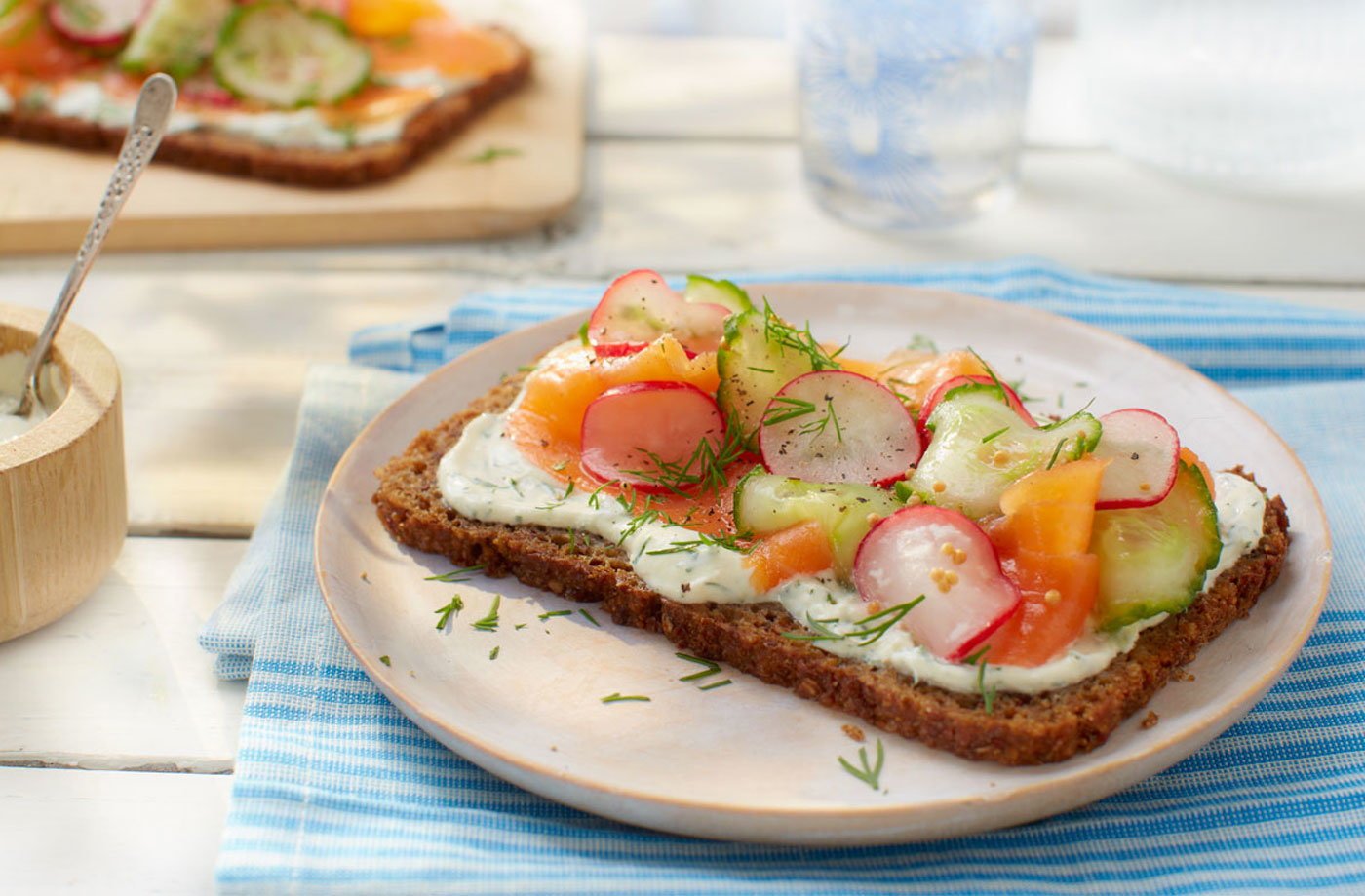 16SmokedSalmonRyeBread-LGH-v2-e4c20fef-42d3-4ed2-977c-ac3f553c53c4-0-1400x919.jpg