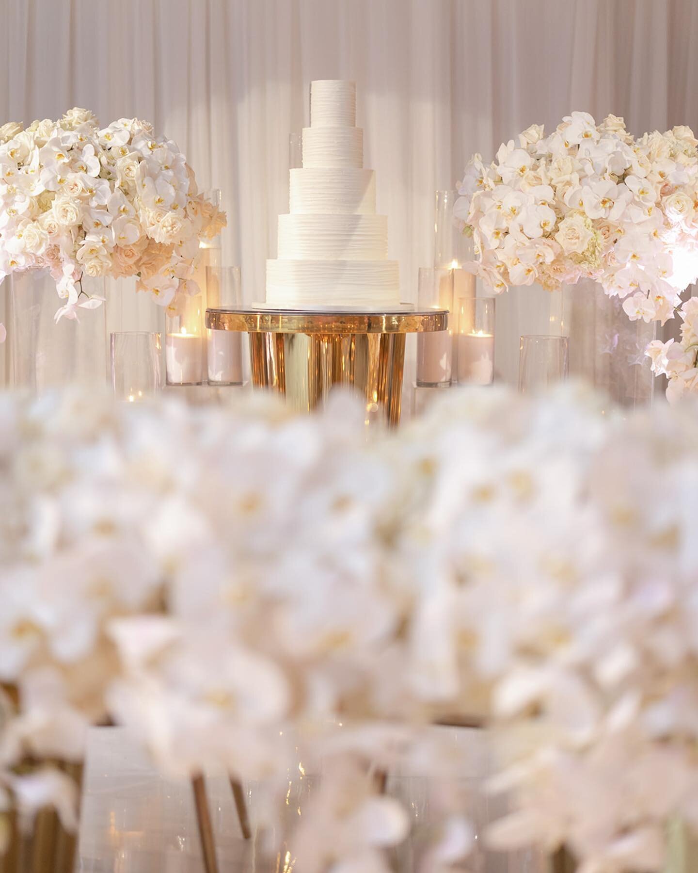 Glinting gold in a sea of orchids to showcase this incredible cake by @thebutterend #awpweddings
Design: @eddiezaratsian 
Florals: @tictockflorals 
Planning: @melissaandre @madco_team 
Venue: @bevhillshotel