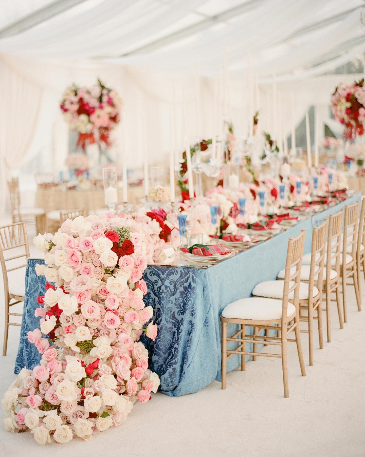 Christmas season is upon us and this stunning winter wedding design is the epitome of chic - swipe to see it go from day to night!
Design: @lisagorjestani 
Florals: @marksgarden @nancy_kaye 
Paper: @lehrandblack 
Rentals: @revelryeventdesign @tacer_l