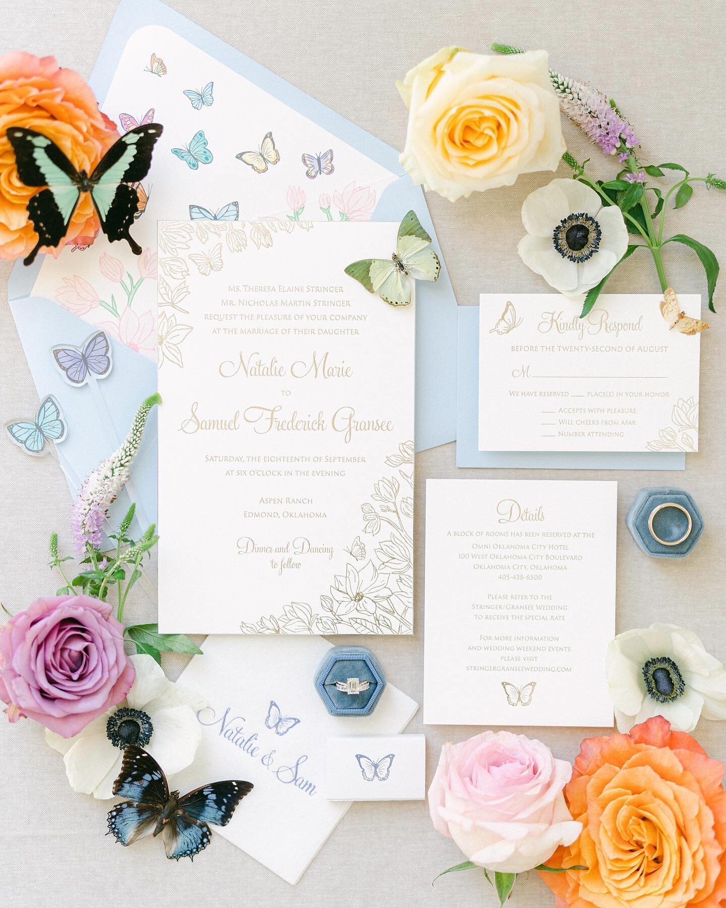 &ldquo;You give me butterfly&rsquo;s&rdquo; was written on Natalie + Sam&rsquo;s dance floor and was the theme throughout this beautiful day! Bought some real (albeit dead) butterflies for this stunning flatlay and it&rsquo;s one of my favorites!
Des