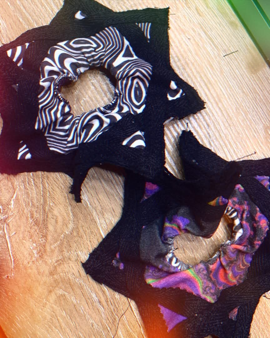 Small flowstar scrunchie