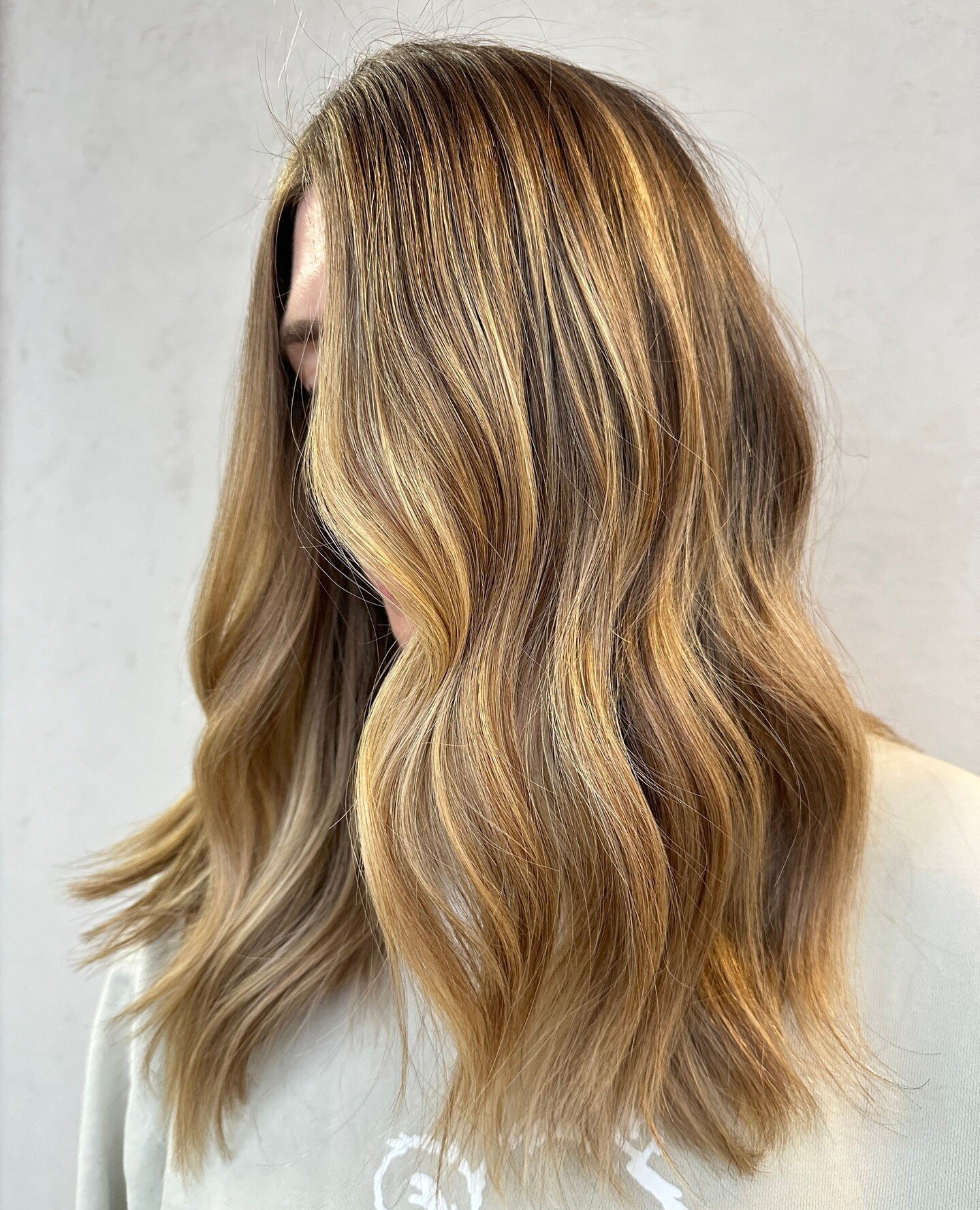 What to ask for: Blended with subtle pops of brightness⁠
⁠
She wanted something to feel fresh for the new season but still low maintenance for between appointments. She wanted to have brightness around her face but not a bold money piece. ⁠
⁠
Allana 