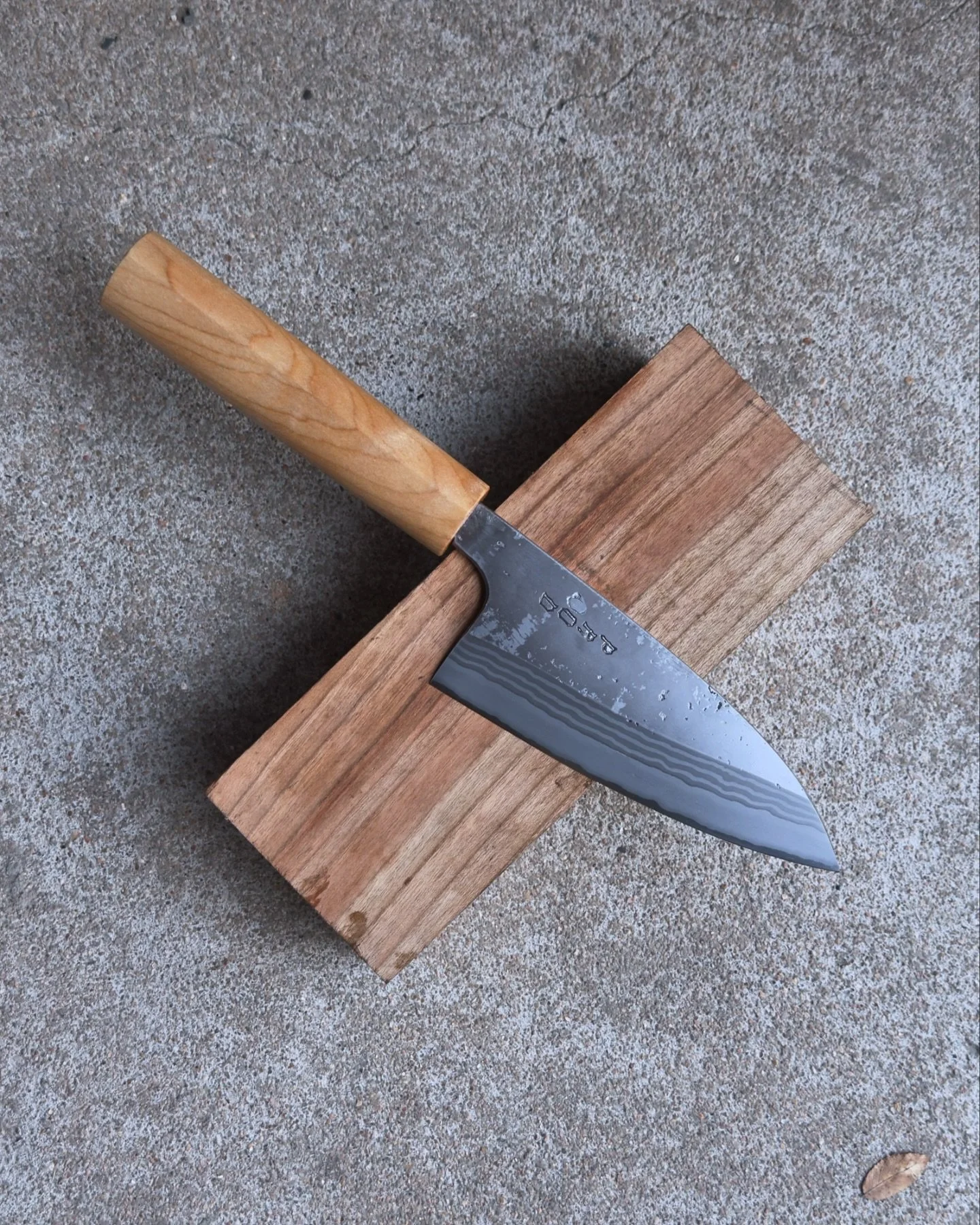 5&rdquo; Petty Deba

Maple Handle

10 layer Stainless/Mild Cladding

It&rsquo;ll probably be a while until I do another deba. The layered cladding had some issues along the way, and although fully functional there&rsquo;s still some small delaminatio