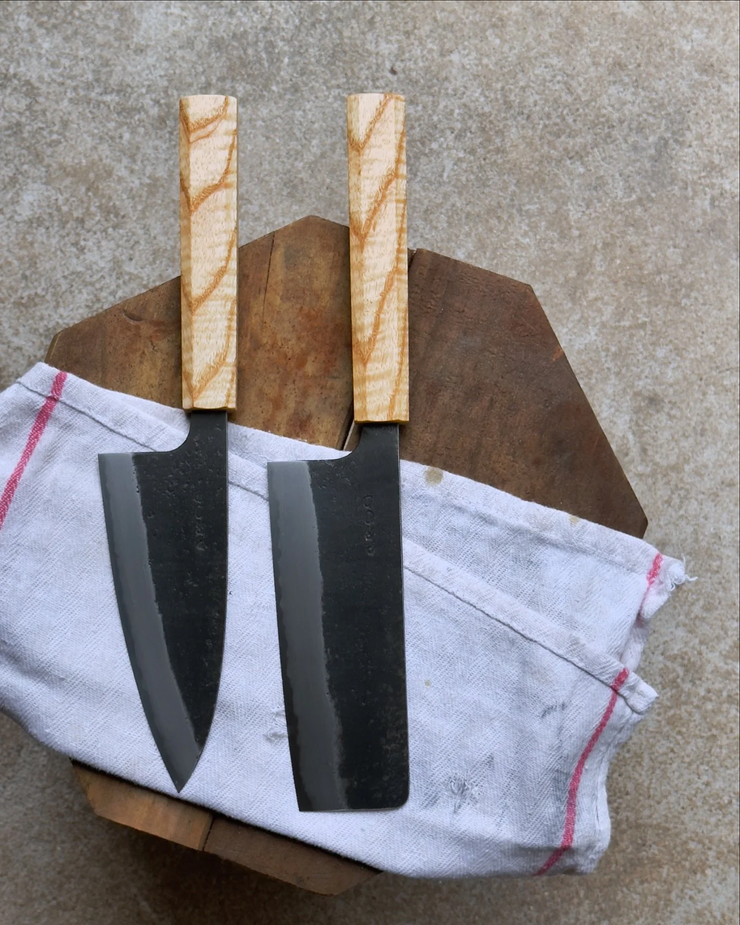 Funayuki &amp; Nakiri Duo

6&rdquo; &amp; 6&rdquo;

Ash Handles

Really working on preserving the Kurouchi and creating a more delicate kasumi. High grit scouring sponge pieces and stone mud. Pretty happy with these. 

These are for saaaaale as a set