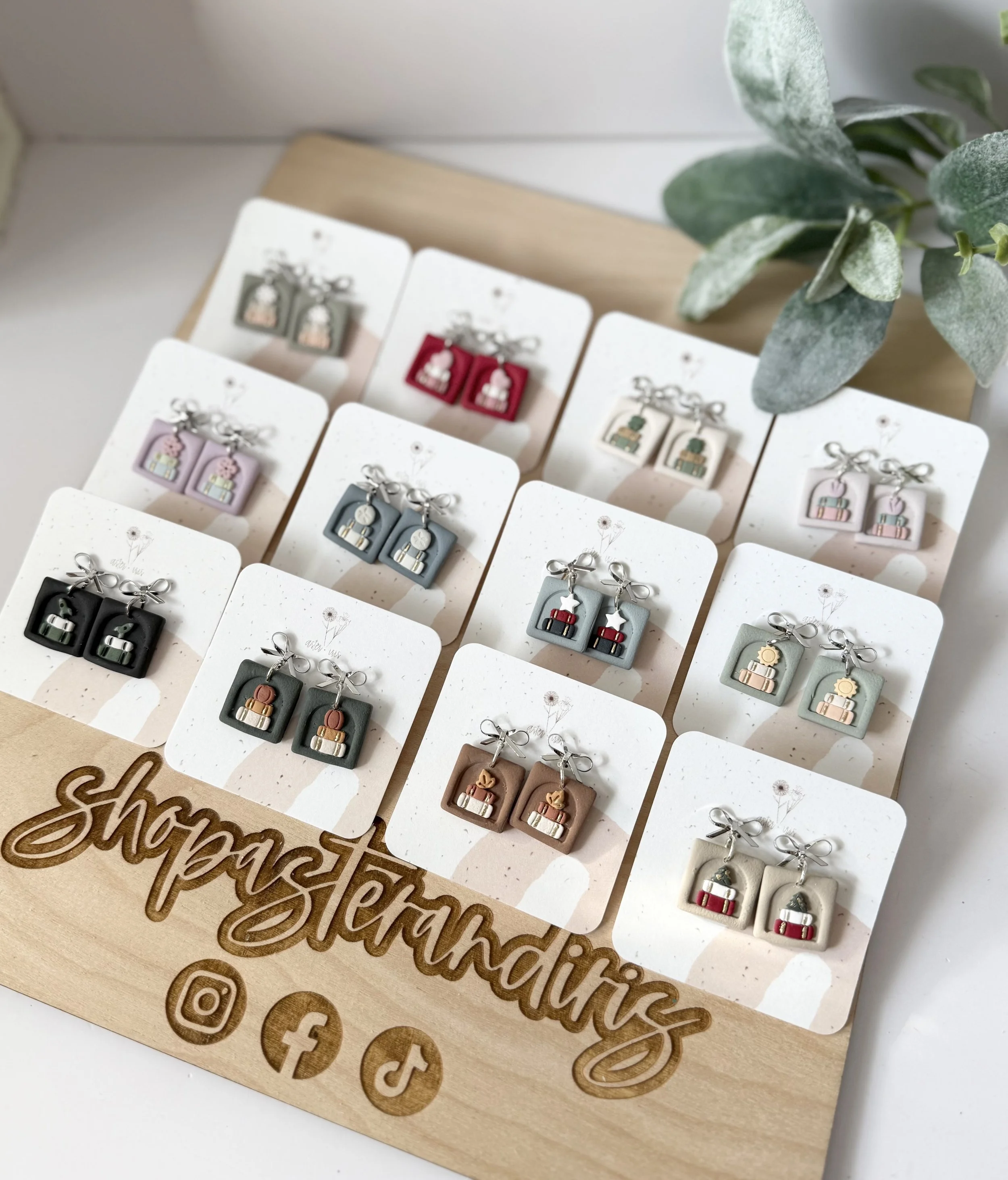 Monthly bookshelf dangle