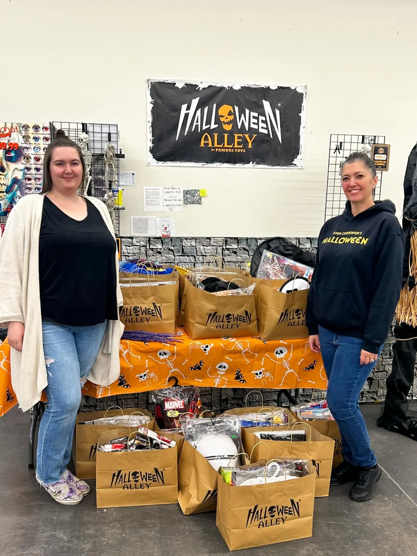🎃💜 Thank you, Halloween Alley!
A huge thank-you to Halloween Alley for donating a whole bunch of costumes for the moms and kids at WINGS! Your generosity is helping bring joy, laughter, and creativity to families rebuilding after domestic violence